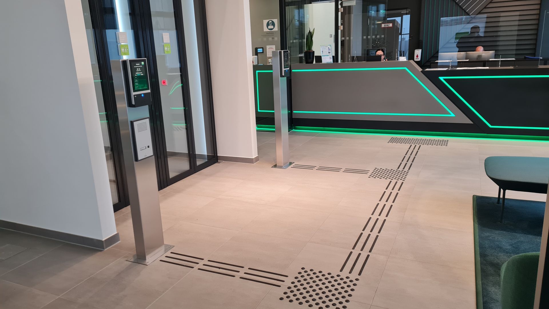 Eingangsbereich bei Datev mit einem Bodenleitsystem.