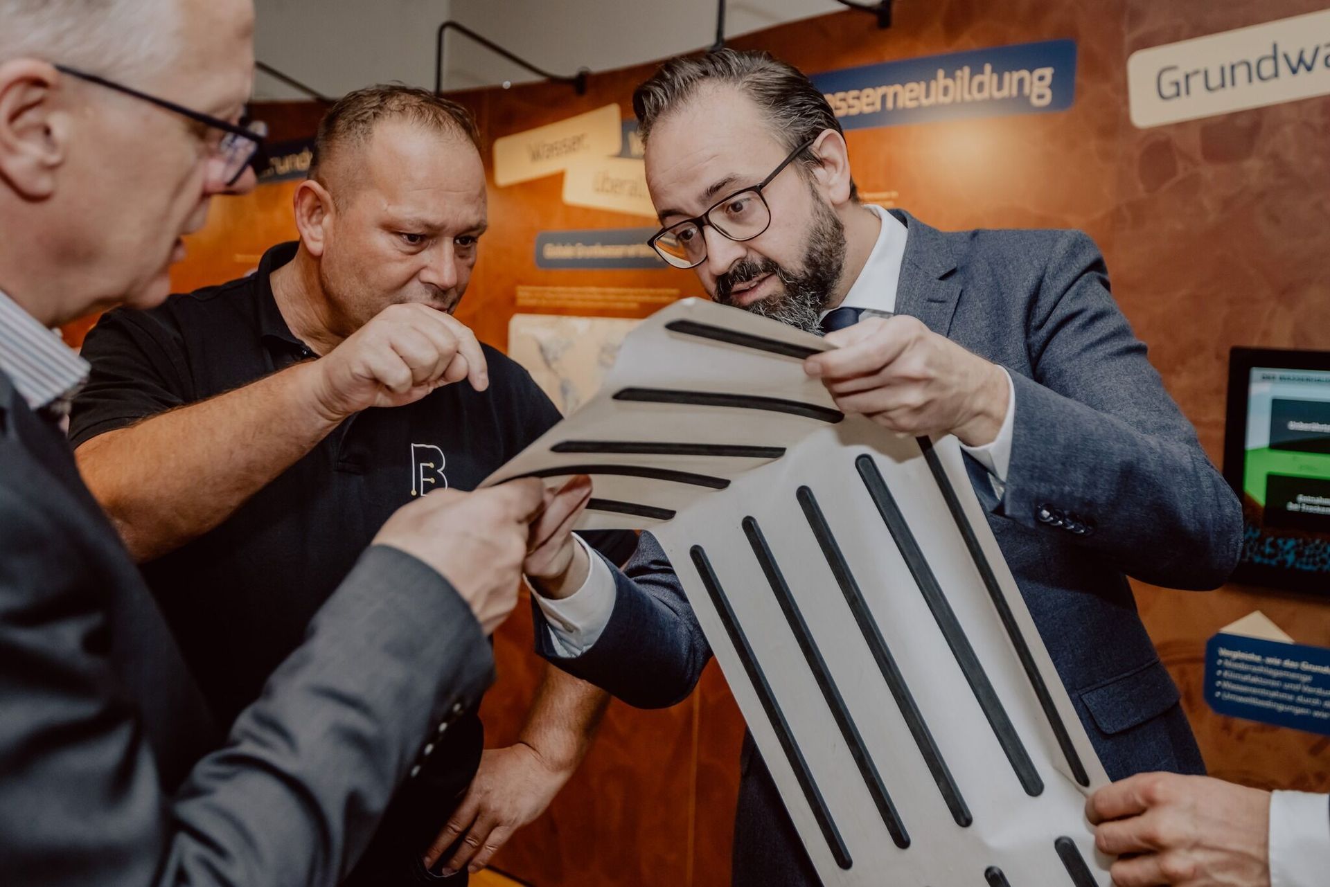 Entdecken Sie unser revolutionäres Blindenleitsystem, anerkannt und in Augenschein genommen von Staatsminister Gemkow im renommierten Senckenbergmuseum in Görlitz. Als Marktführer in barrierefreier Navigation und taktilen Wegführungen bieten wir eine bahnbrechende Lösung für Sehbehinderte und Blinde. Unsere Expertise in der Entwicklung von Blindenleitsystemen bietet Architekten, Planungsbüros und Bauunternehmen höchste Qualität und Innovation. Unsere barrierefreien Leitsysteme, geprüft und empfohlen von führenden Experten wie Staatsminister Gemkow, setzen neue Standards in der taktilen Orientierung und Navigation. Profitieren Sie von unserer Erfahrung in barrierefreiem Bauen, um Ihre Projekte zugänglich, sicher und ästhetisch ansprechend zu gestalten. Unsere Leitsysteme sind nicht nur eine geniale Erfindung, sondern auch ein Meilenstein in der Förderung der Inklusion im öffentlichen Raum.