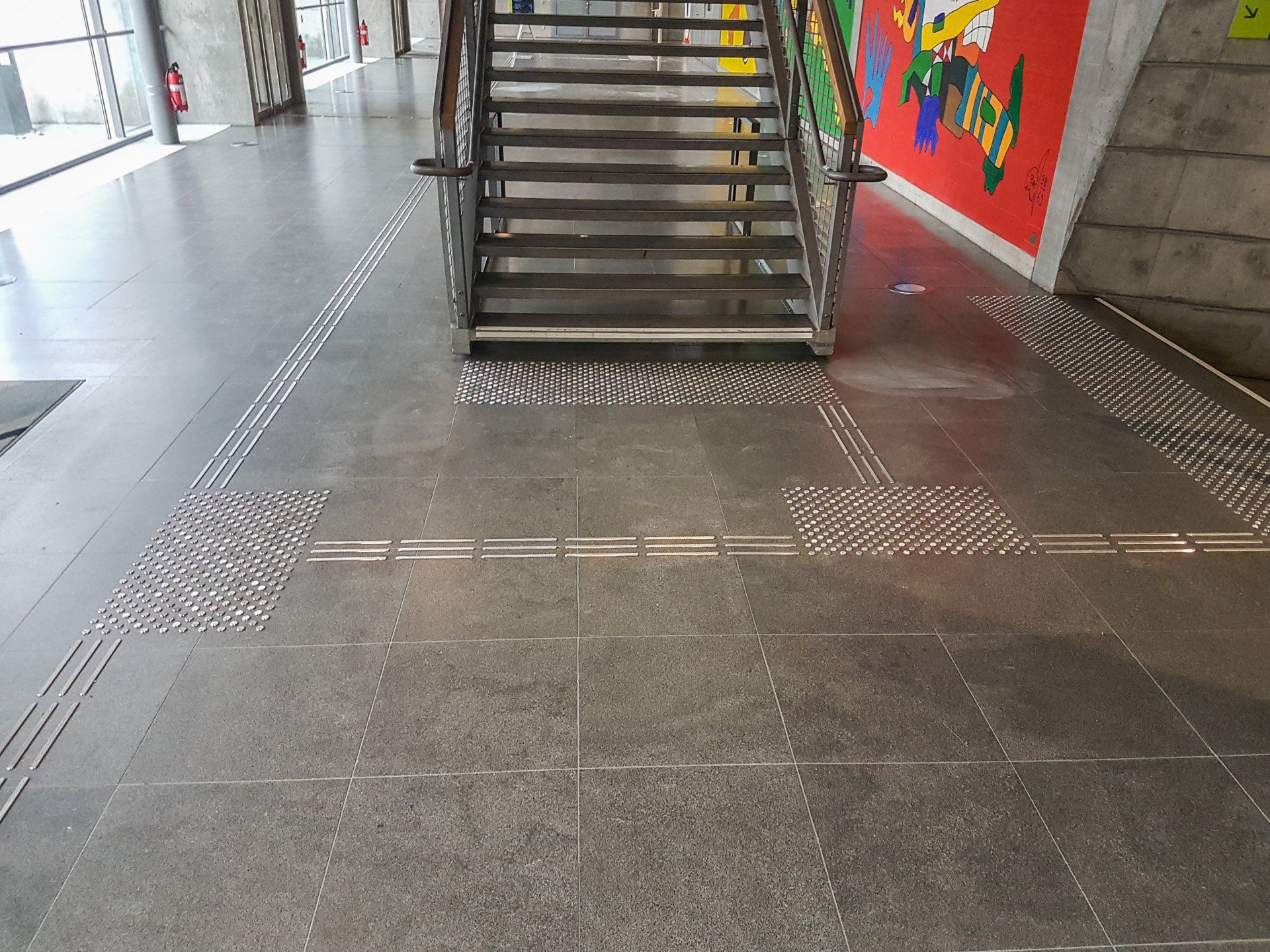 Eingangsbereich mit Treppe und Bodenleitsystem