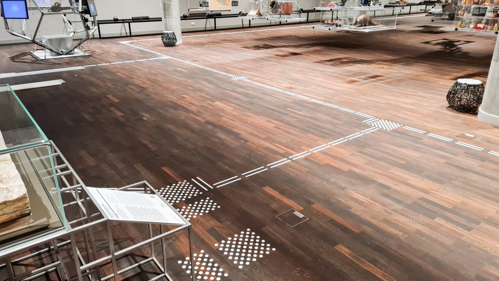 Ein taktiles Bodenleitsystem, das die Navigation in einem Ausstellungsraum ermöglicht