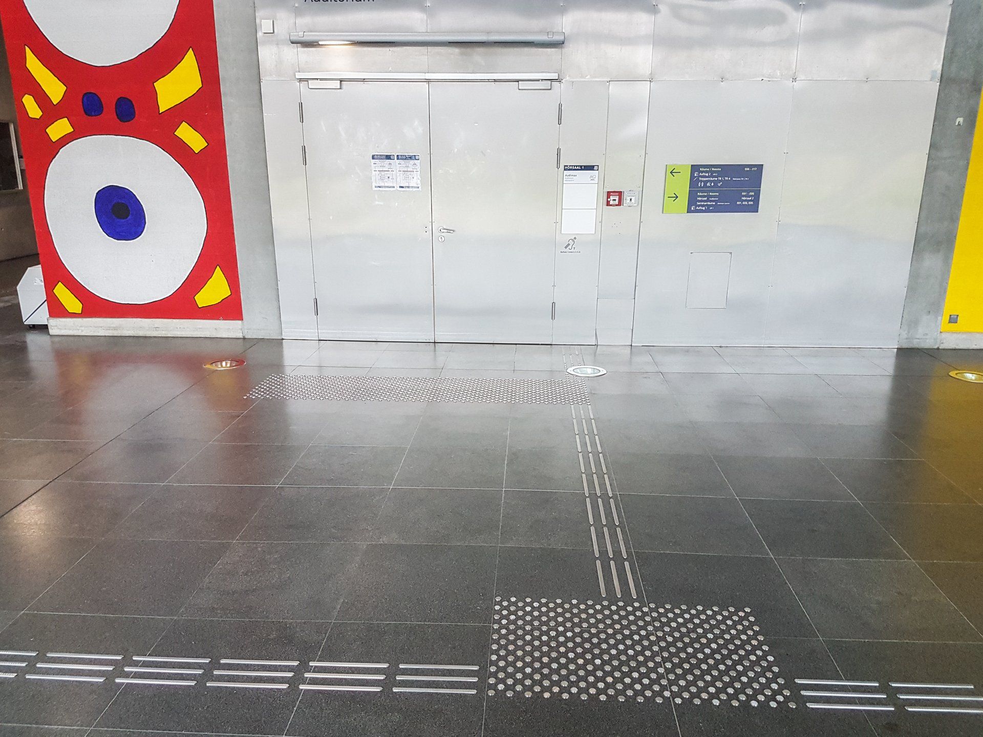 Hörsaaltür, die über ein Bodenleitsystem erreicht werden kann