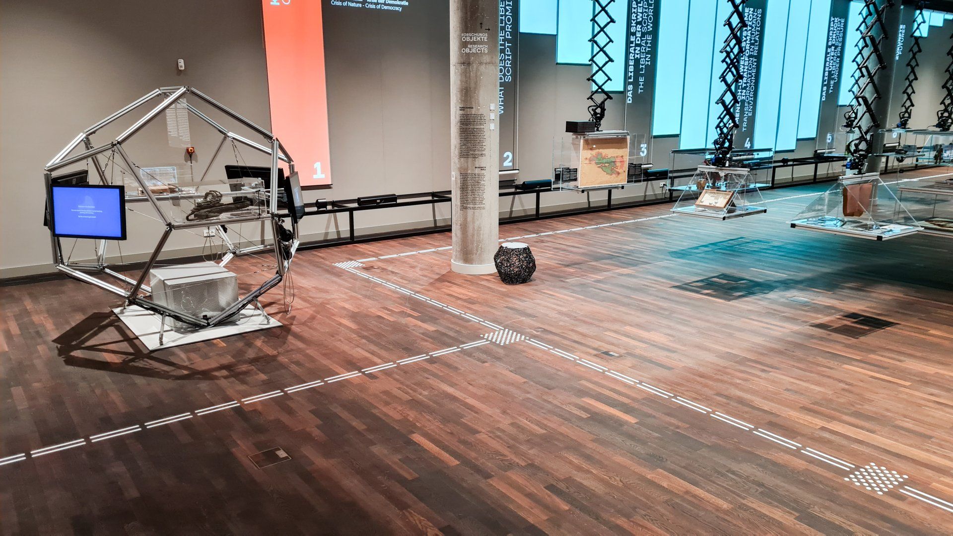 Ein erfühlbares Bodenleitsystem, das verschiedenen Ausstellungsstücke verbindet.