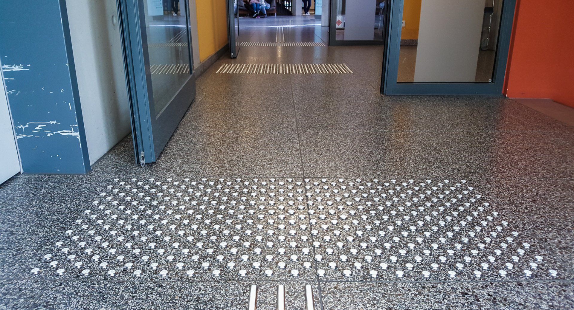 Flur der Rems-Murr-Klinik. Es ist ein Bodenleitsystem auf dem Fußboden angebracht.