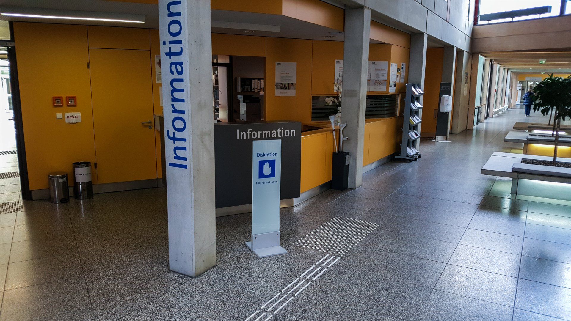 Infoschalter der Rems-Murr-Klinik. Er kann über ein Bodenleitsystem erreicht werden