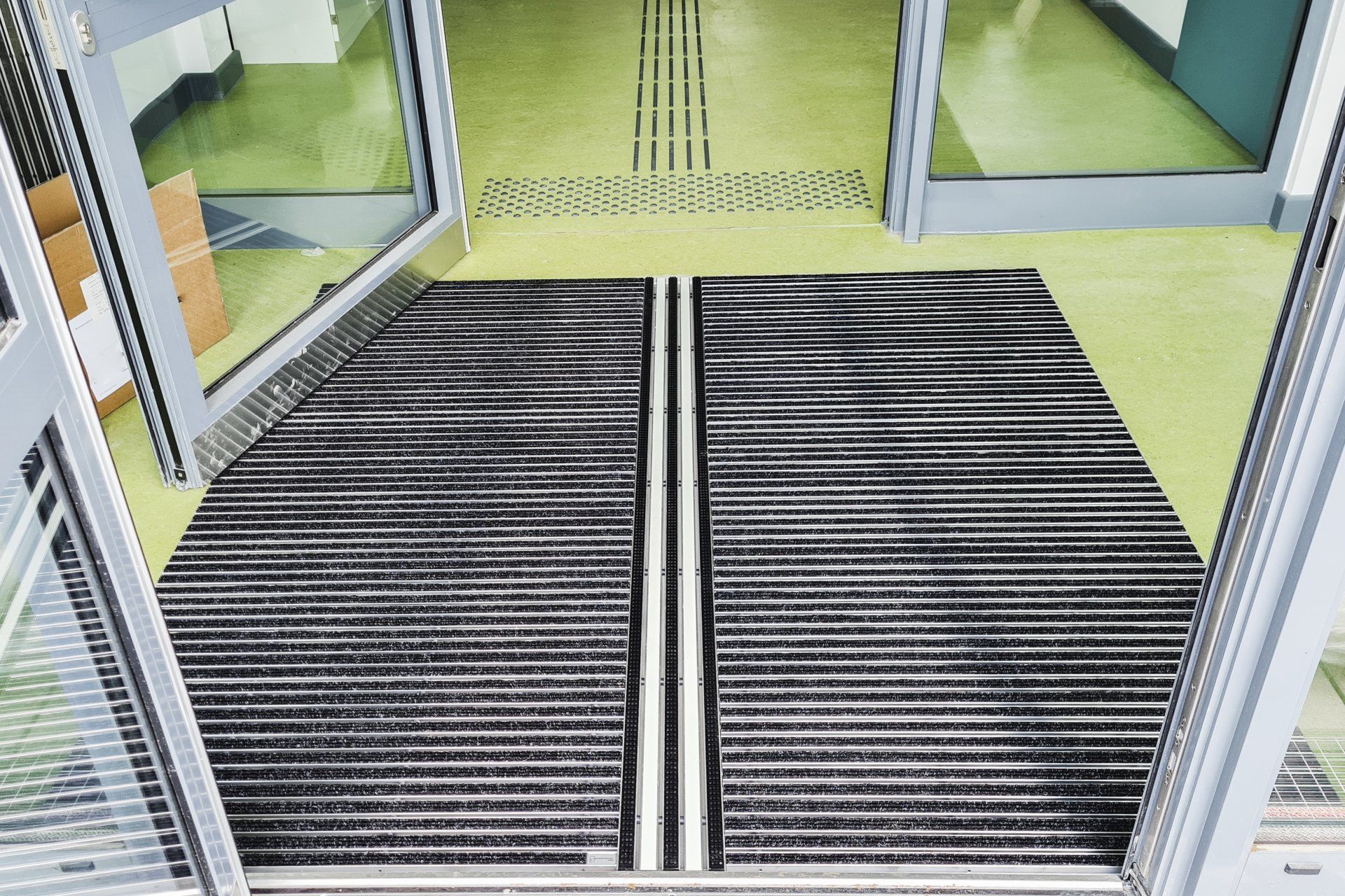 Optimieren Sie Ihren Eingangsbereich mit unseren taktilen Sauberlaufmatten, die speziell für Blinde und Sehbehinderte konzipiert sind. Diese innovativen Matten kombinieren eine effektive Reinigungsfunktion mit einer taktilen Führung, die eine wichtige Orientierungshilfe bietet. Die Matten sind ausgestattet mit einem intuitiven Leitsystem, das durch einzigartige Bodeninformationen, erkennbar durch Fußsohlenkontakt oder einen Blindenstock, hervorsticht. Diese barrierefreien Matten bieten zudem ein markantes Aufmerksamkeitsfeld und Rippenplatten, die sicherstellen, dass der Eingangsbereich für alle Nutzer zugänglich und sicher ist. Mit unserer Kombination aus Reinigungseffizienz, taktilen Merkmalen und auffälliger Farbgestaltung schaffen Sie einen einladenden und inklusiven Eingangsbereich.