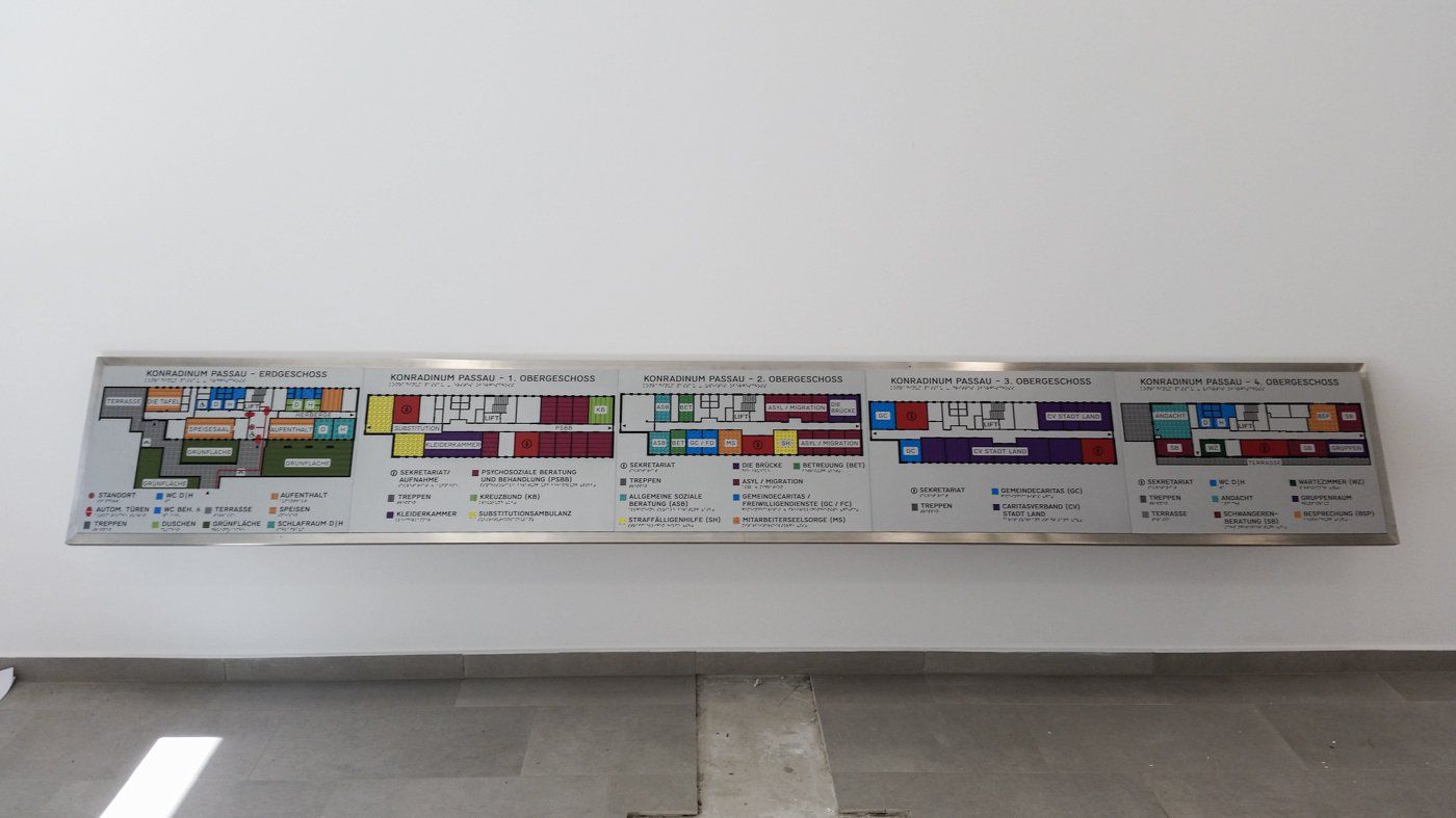 Ein taktiler Lageplan, der mehrere Geschosse eines Gebäudes umfasst.