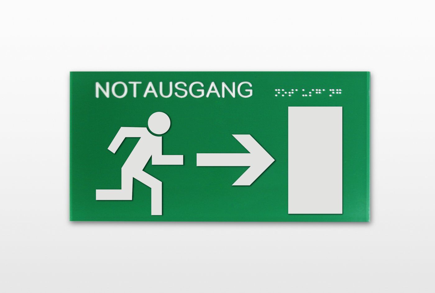 DIN-konformes Notausgangsschild mit integrativer Barrierefreiheit, Teil eines umfassenden Orientierungs- und Blindenleitsystems. Beschriftet mit 'Notausgang' in gut sichtbarer Schrift und Brailleschrift für taktile Wahrnehmung. Ein deutlicher Pfeil weist die Laufrichtung zur Ausgangstür, unterstützt von haptisch fühlbaren Bodenindikatoren. Dieses Schild fördert die Zugänglichkeit und Inklusion für alle, einschließlich Sehbehinderter.