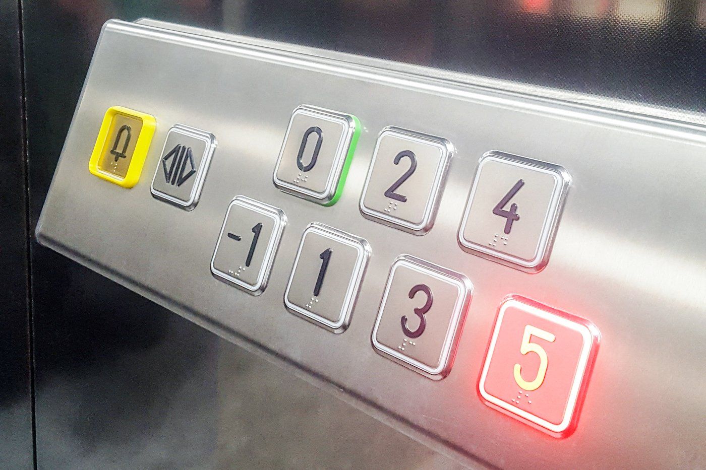 Bedienfeld eines Aufzuges mit Knöpfen. Jeder Knopf ist mit lateinischem Alphabet und Brailleschrift beschrieben.
Unsere Schilder sind auf dem neuesten Stand des barrierefreien Bauens und achten auf wichtige Details wie farbliche Kontraste und angemessene Abstände der Hinweise. Wir bieten umfassende Unterstützung und Beratung zur optimalen Anbringung und Positionierung der Schilder, um die Zugänglichkeit in Ihrem Gebäude zu maximieren.