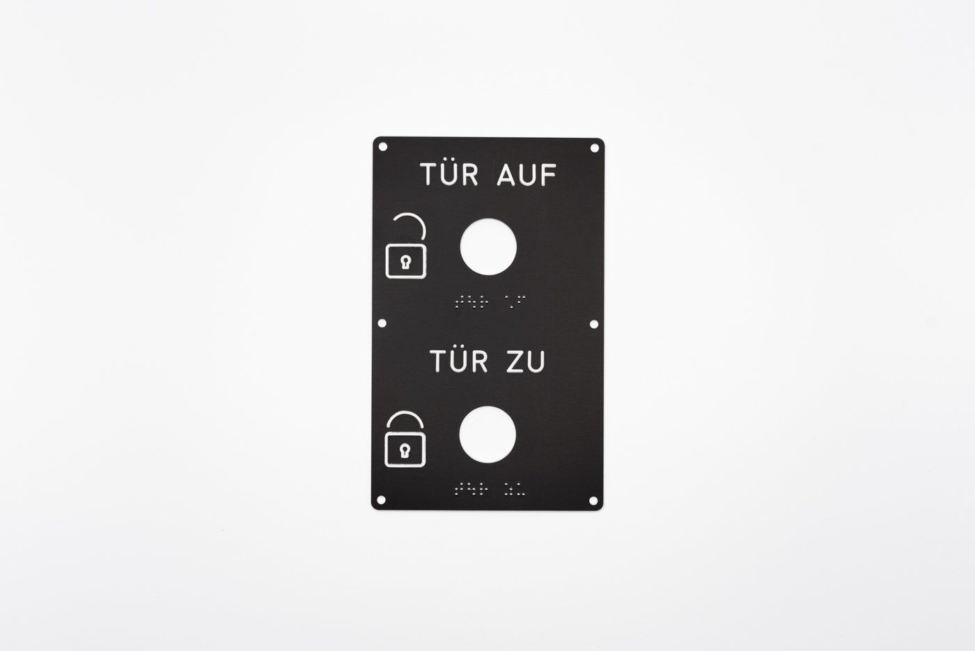 Ein taktiles Schild, das mit einer Anleitung beschreibt, wie ein Schloss geöffnet und geschlossen werden soll