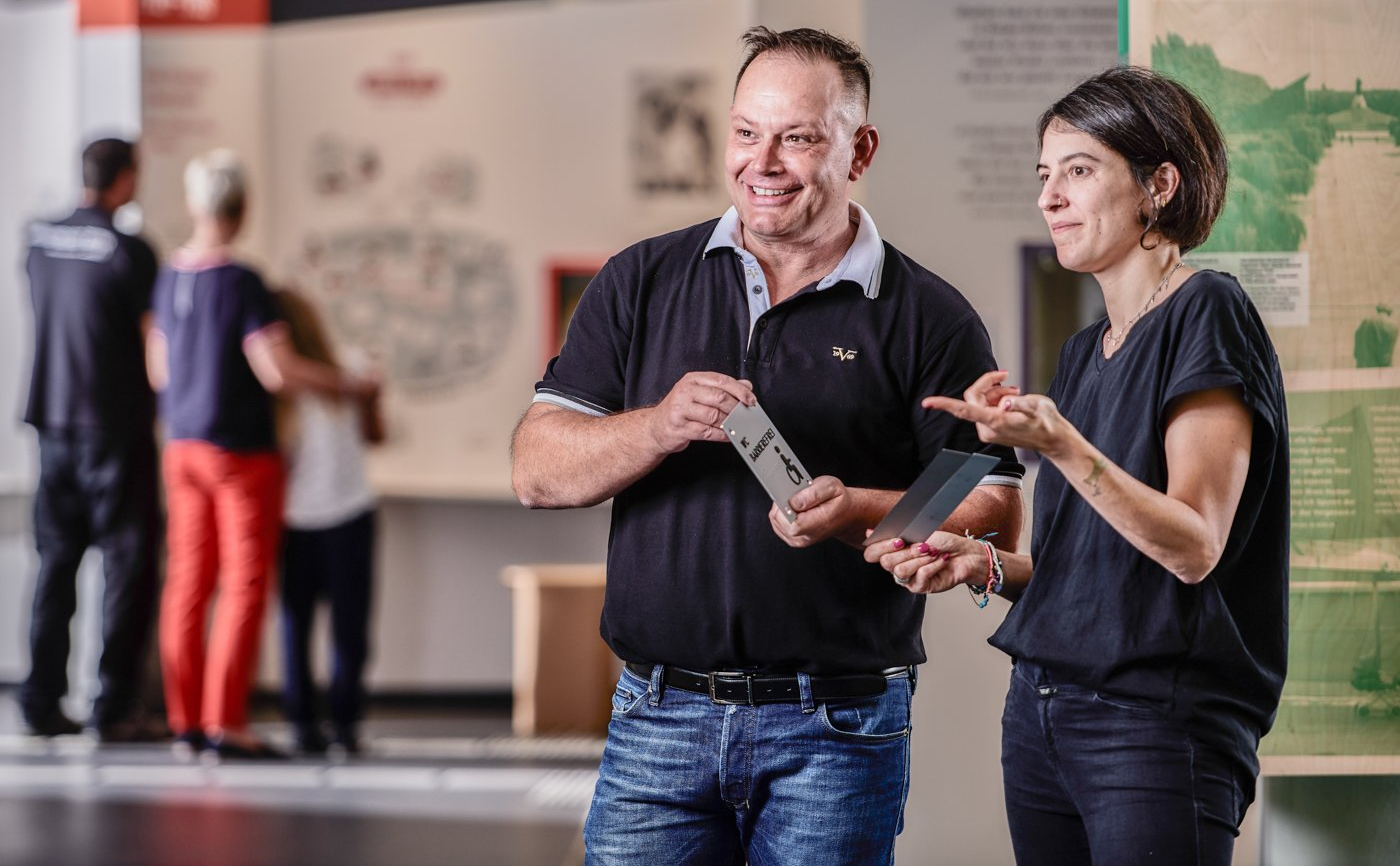 Spezialisiert auf die Beratung und Planung von Blindenleitsystemen, sind wir Ihr erfahrener Partner für Architekten, Planungsbüros, Entscheidungsträger und ausführende Firmen. Mit unserer Expertise im Bereich barrierefreier Bauvorhaben unterstützen wir Sie bei der Konzeption und Umsetzung maßgeschneiderter taktiler und visueller Leitsysteme für jede Art von Immobilie. Wir verstehen die Komplexität und die individuellen Anforderungen jedes Projekts und bieten Ihnen daher detaillierte Planungsleistungen und Beratung, sowohl telefonisch als auch vor Ort. Unser Ziel ist es, ein Leitsystem zu entwerfen, das nicht nur den aktuellen Standards des barrierefreien Bauens entspricht, sondern sich auch nahtlos in die Architektur Ihres Gebäudes einfügt und ästhetisch ansprechend ist. Profitieren Sie von unserer langjährigen Erfahrung und Fachkompetenz, um ein effektives und zugängliches Umfeld für alle Nutzer zu schaffen.