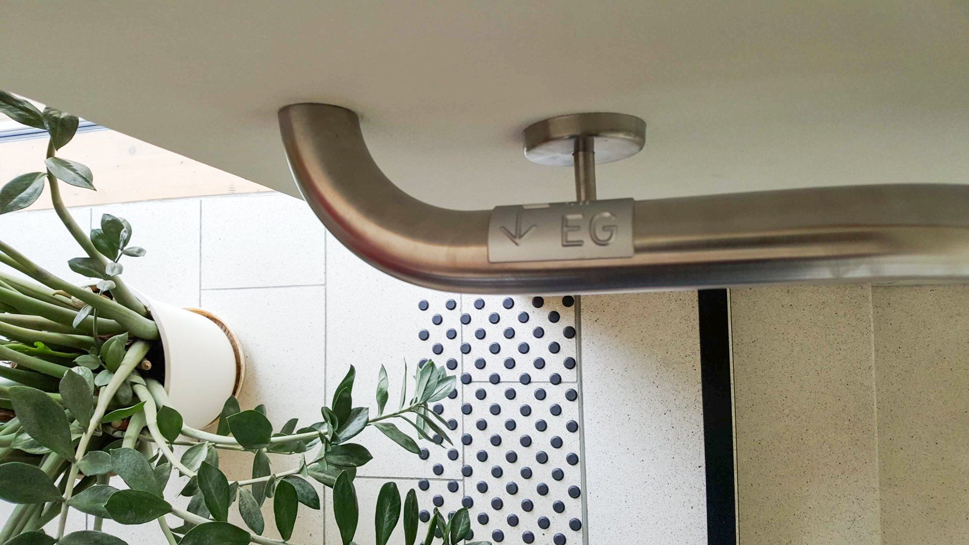 Handlaufschild mit der Aufschrift EG