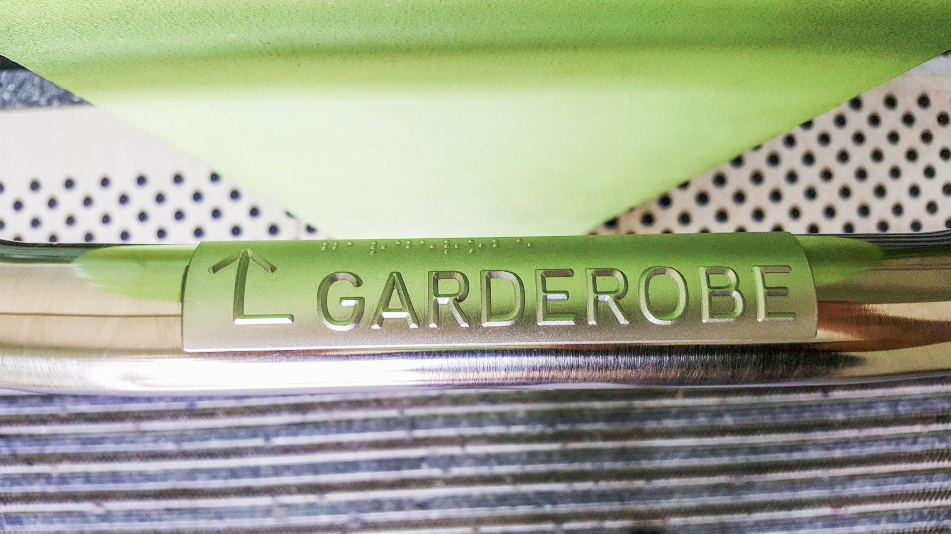 Taktiles Handlaufschild mit der Aufschrift Garderobe