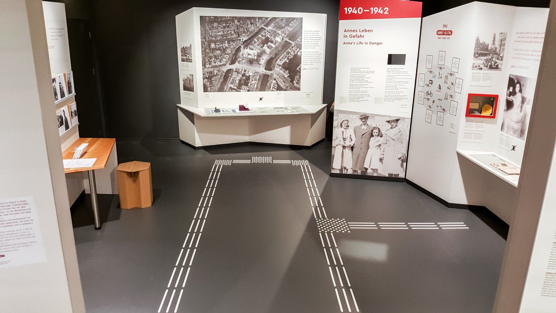 Ein Bodenleitsystem das zu Informationstafeln im Anne Frank Zentrum führt