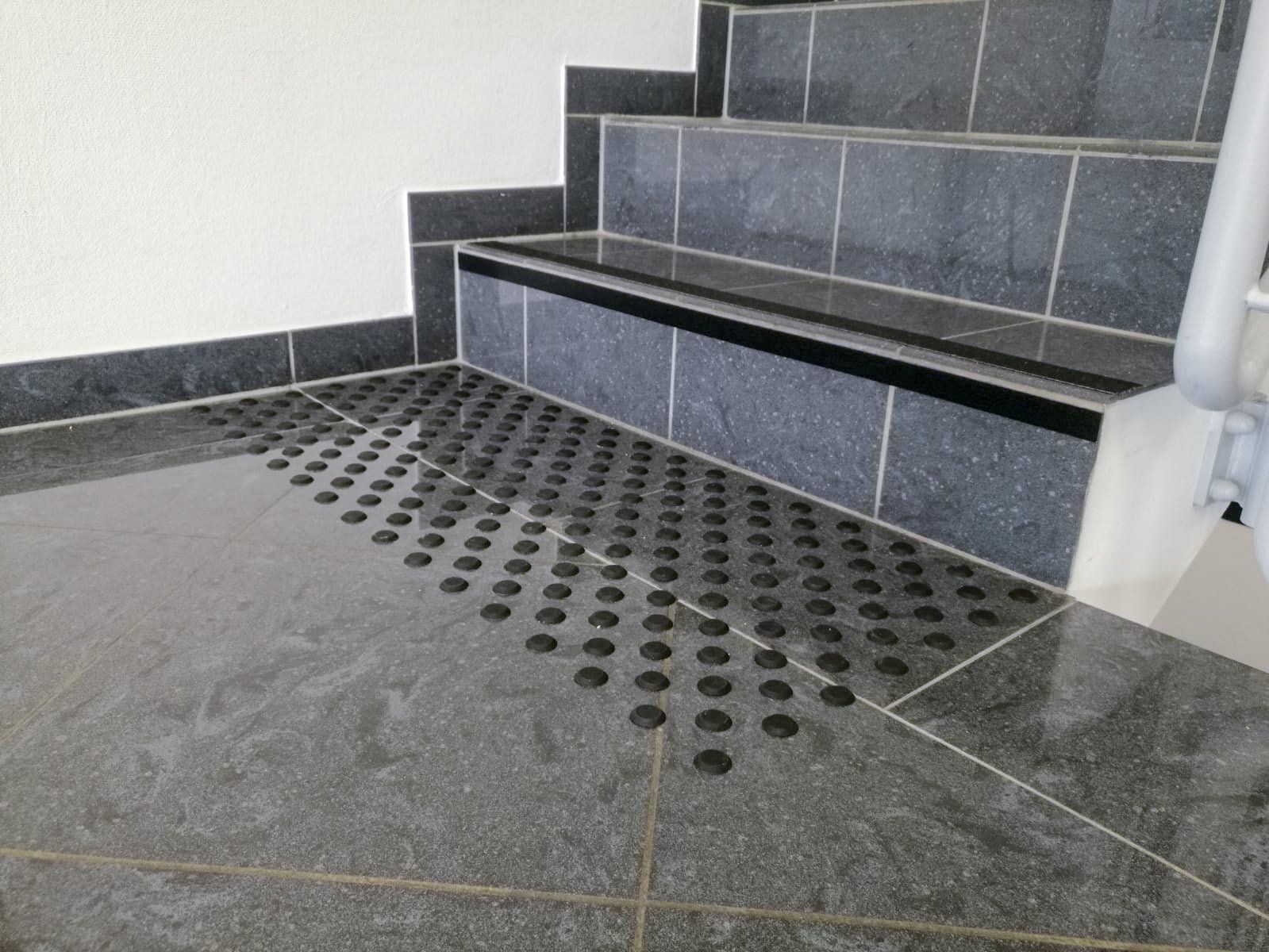 Treppenstufen mit Stufenmarkierungen