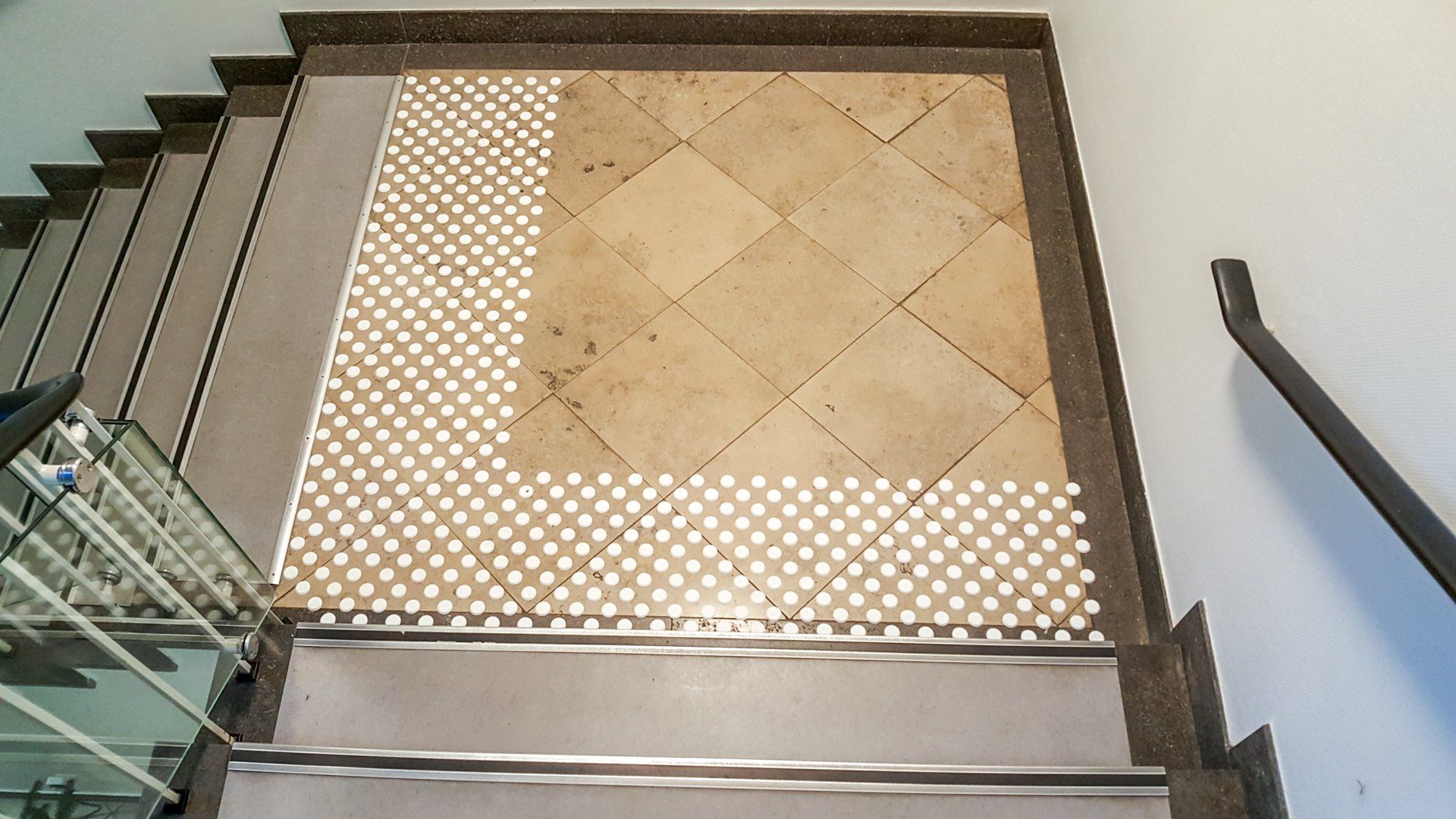 Eine Treppe, die um die Ecke führt, mit Stufenmarkierungen.