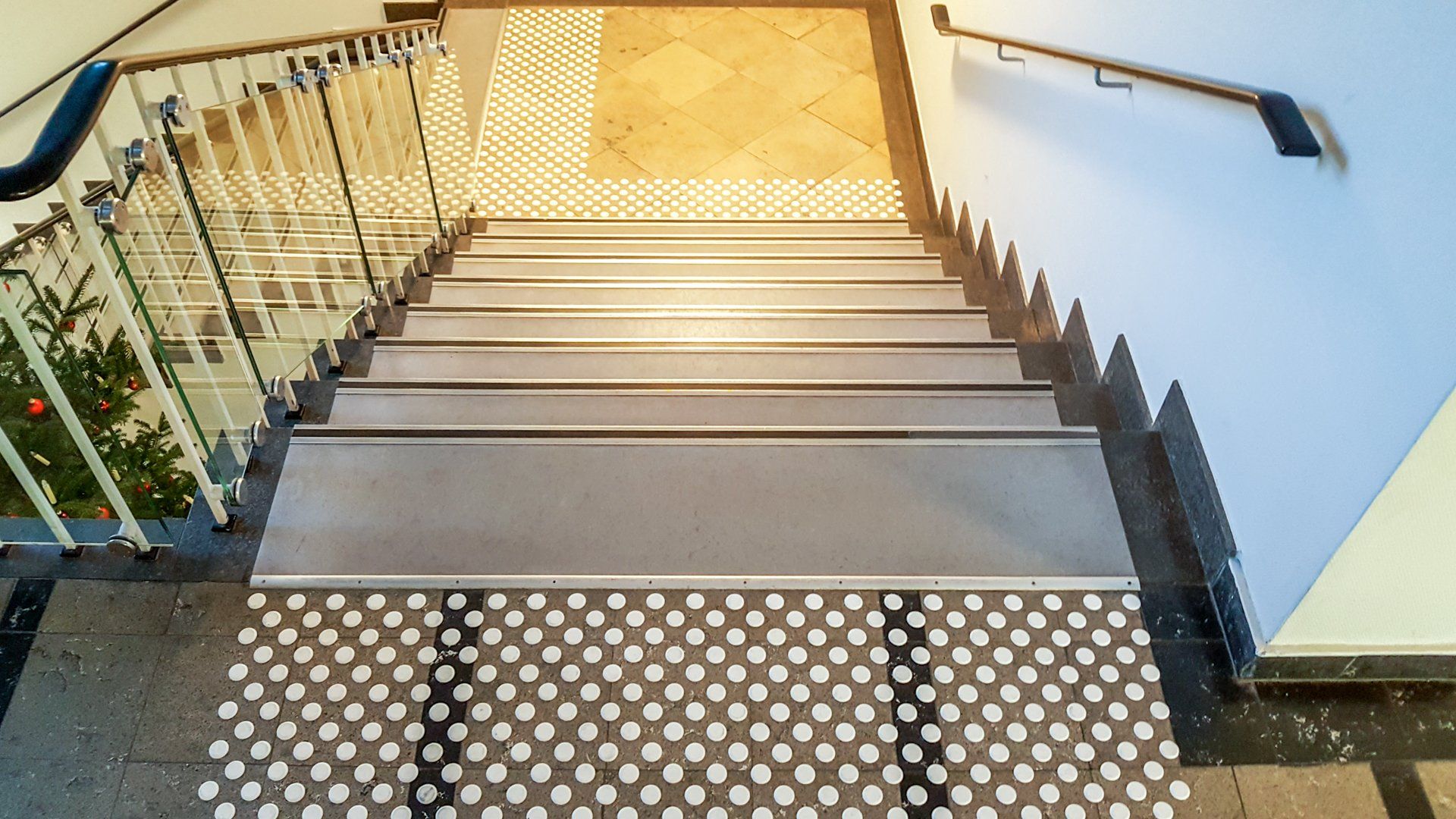 Treppen mit Geländer und Stufenmarkierungen.