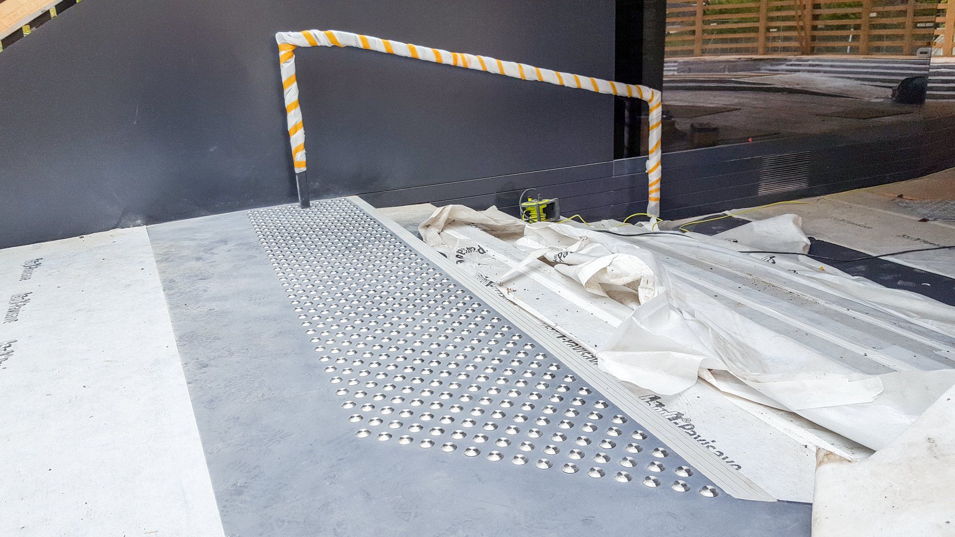 Eine Treppe mit Geländer Treppenmarkierungen