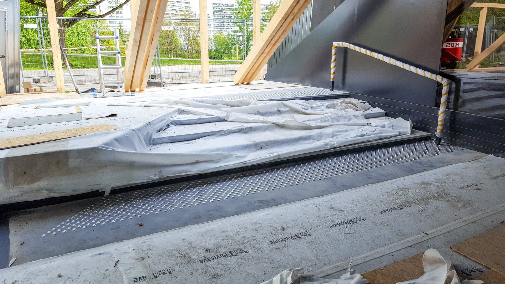 Eine Treppe mit Geländer Treppenmarkierungen