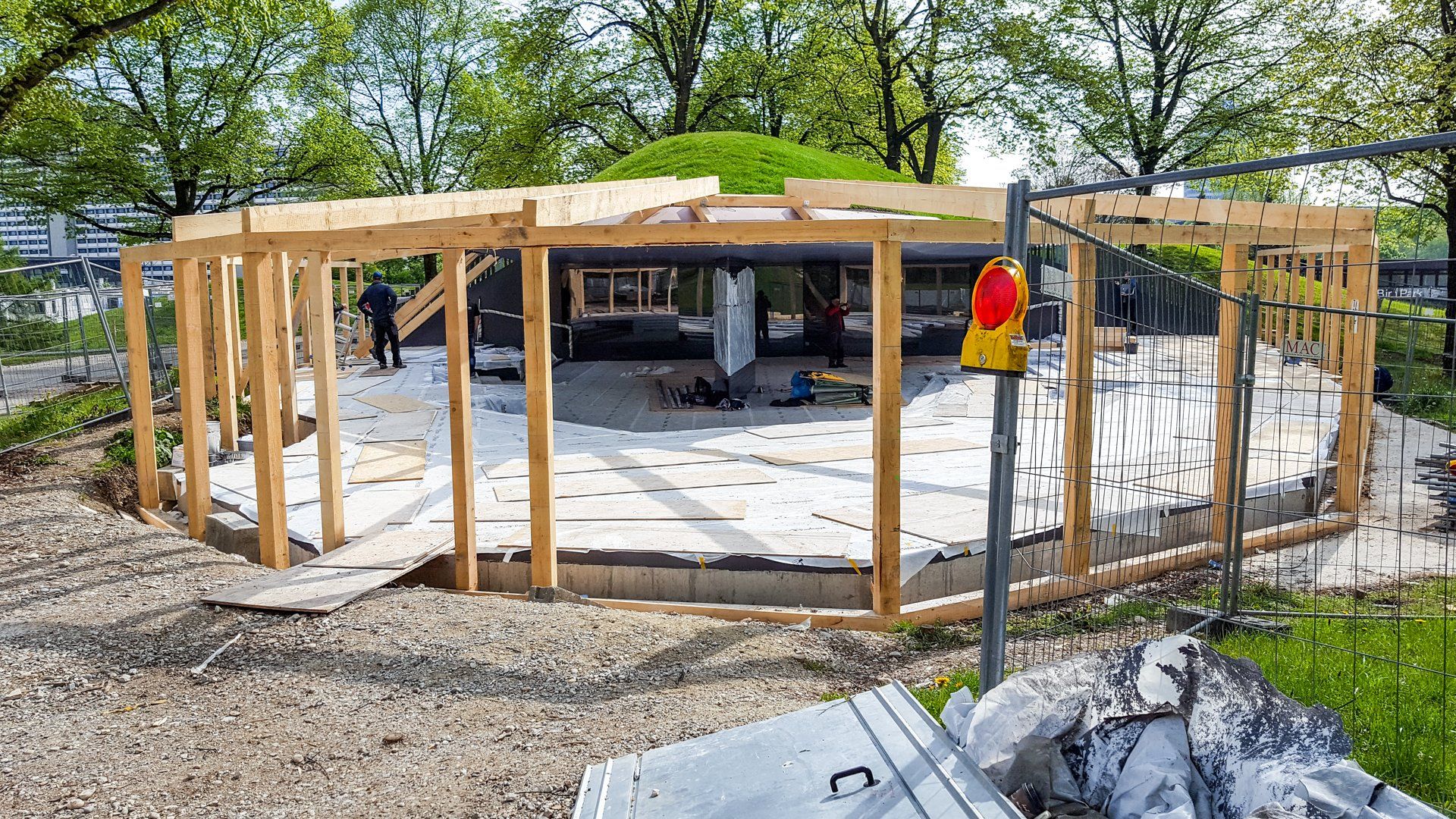 Eine Baustelle mit einem Gestell aus Holz
