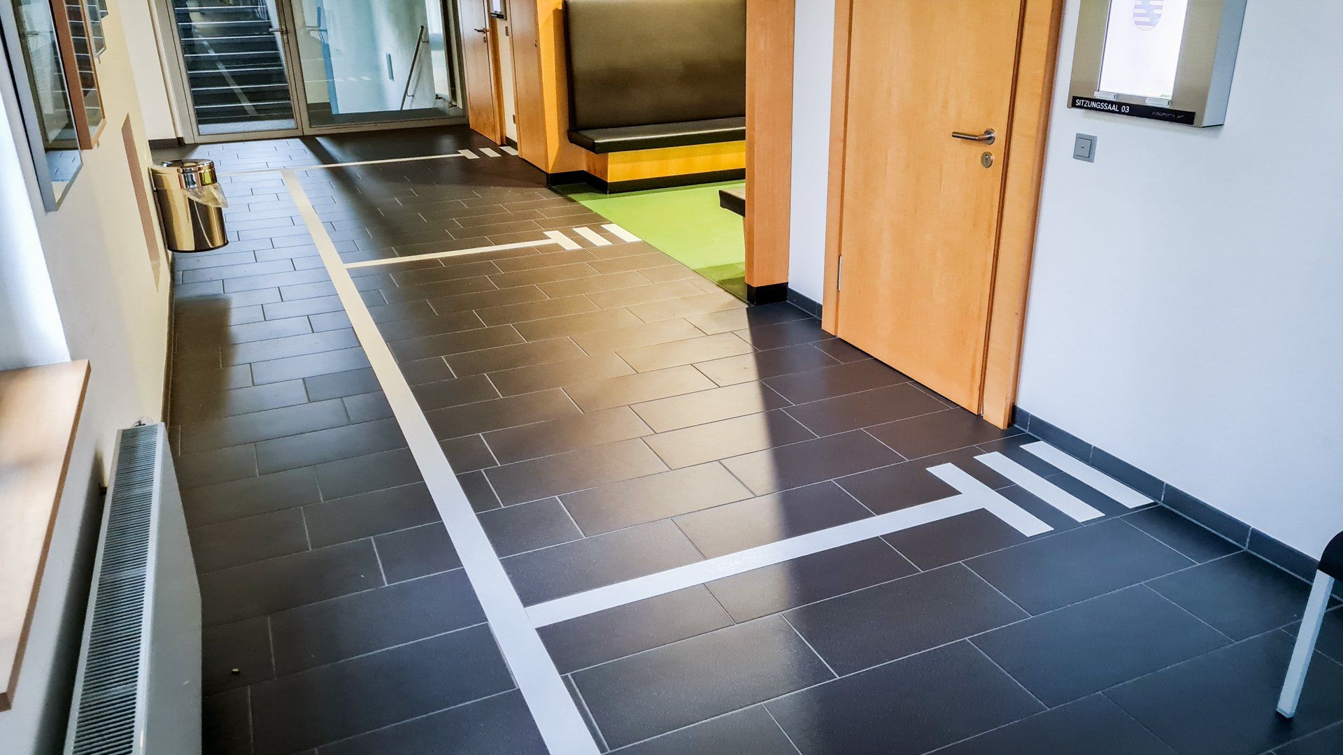 Flur mit weißen Bodenmarkierungsbändern