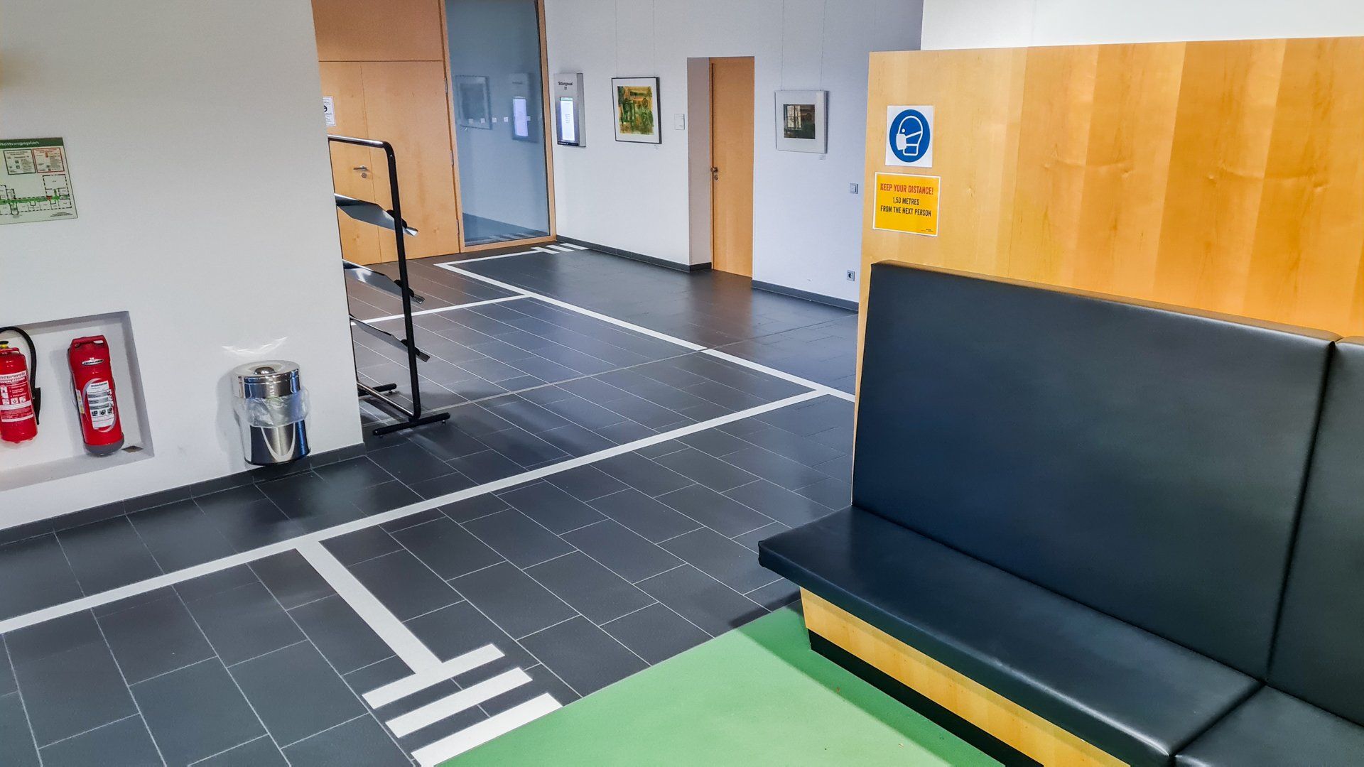 Eingangsbereich mit Sitzmöglichkeiten und Bodenmarkierungsbänder