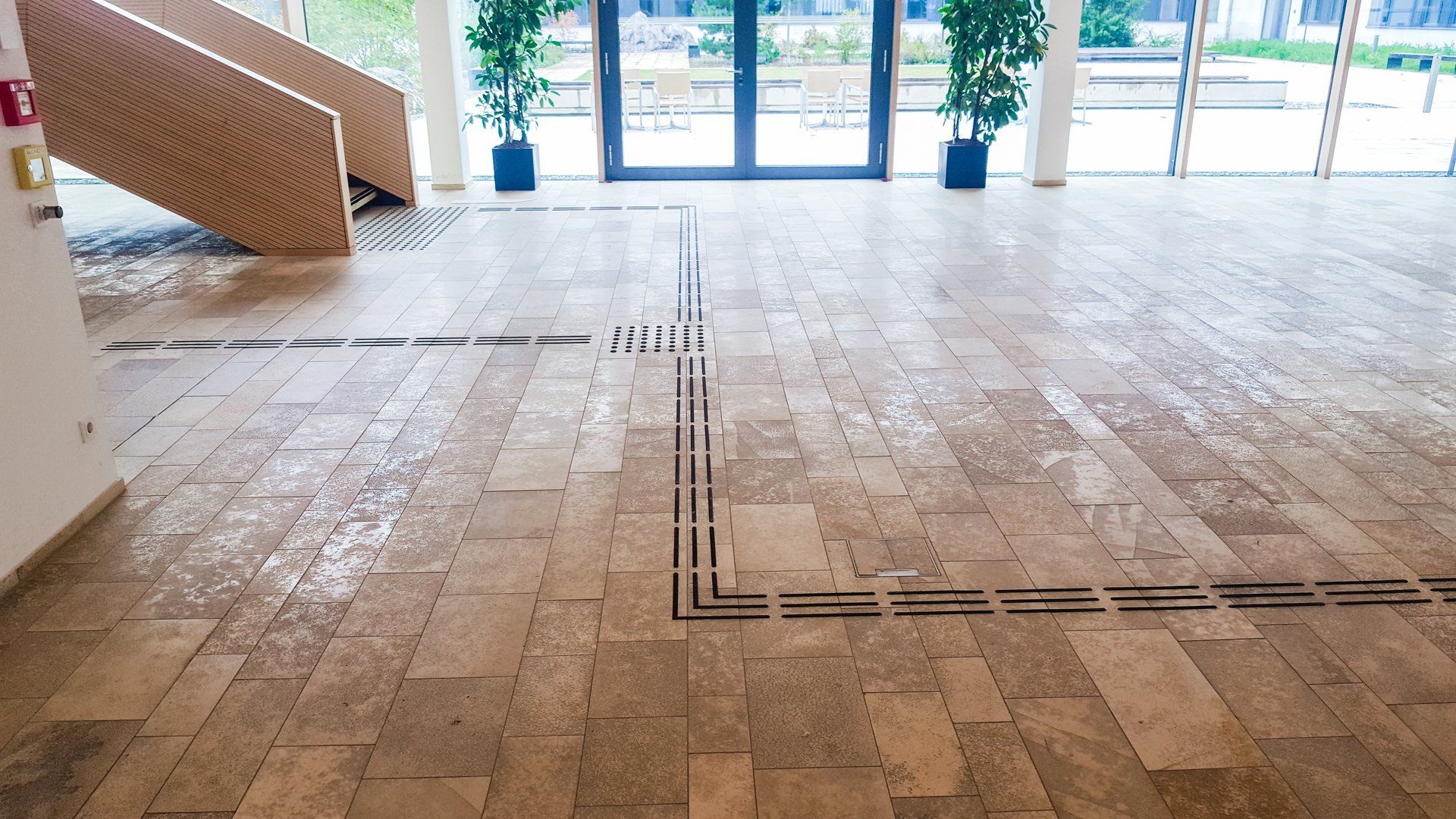 Eingangsbereich mit Treppe und Bodenleitsystem.