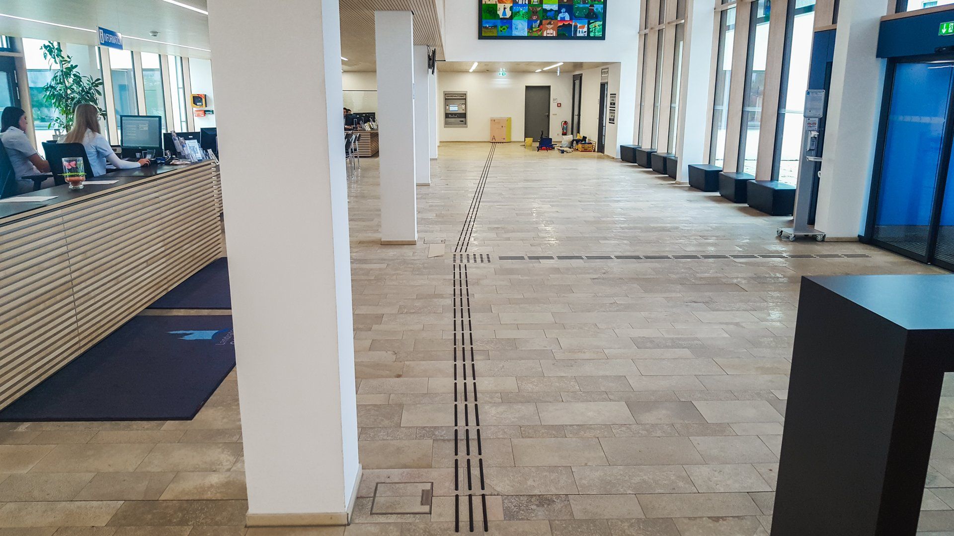 Eingangsbereich mit Empfangsschaltern und einem Bodenleitsystem