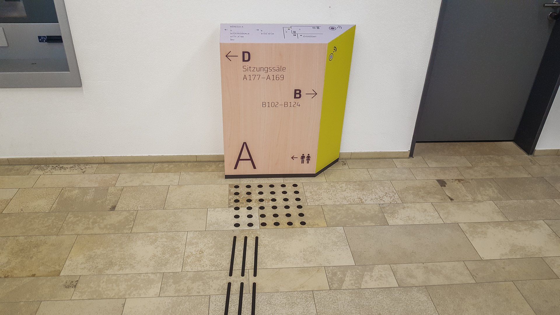 Ein taktiler Gebäudeplan, der mit einem Bodenleitsystem erreicht werden kann.