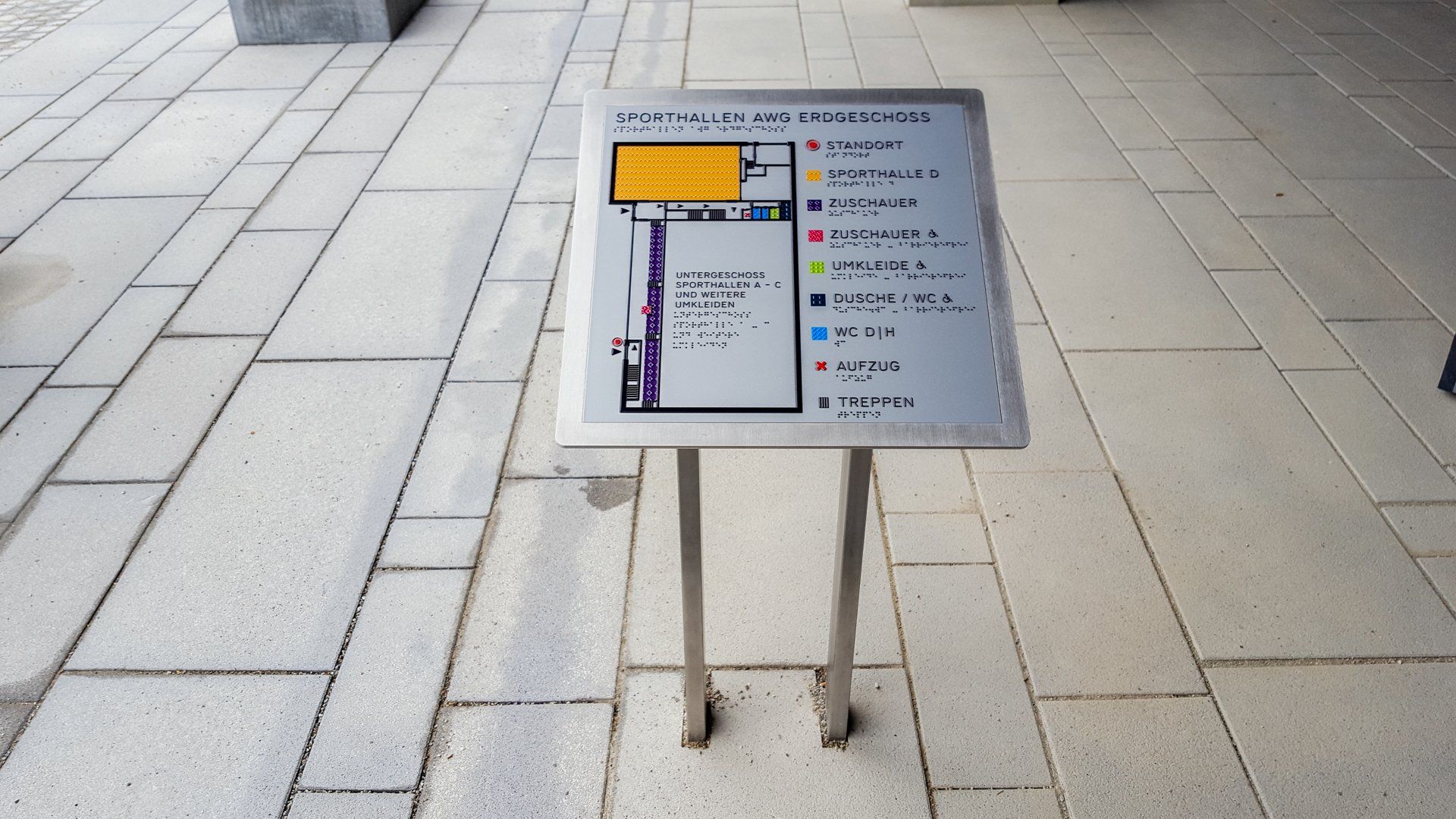 Taktiler Lageplan des Erdgeschosses einer Sporthalle