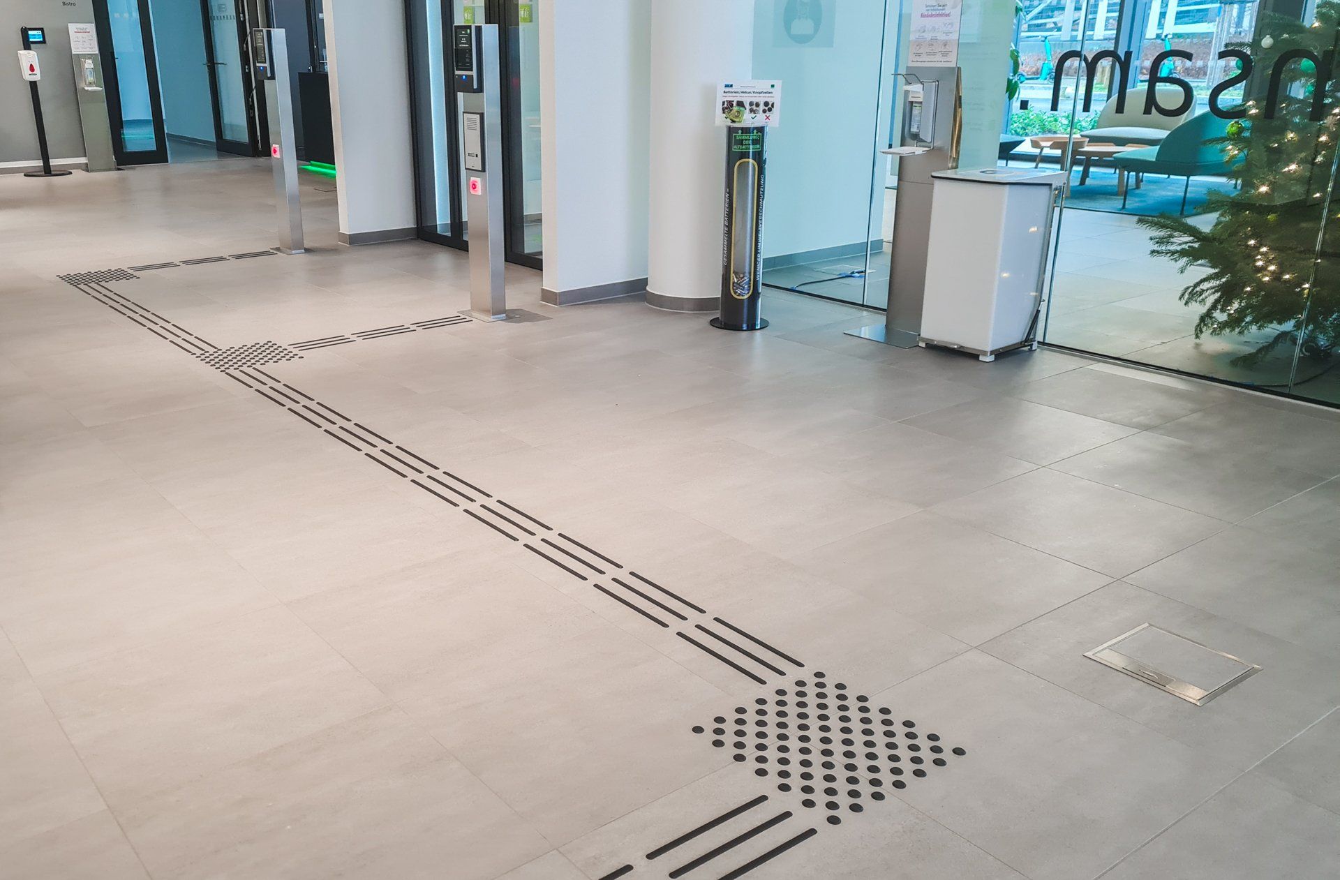 Gebäudeeingang von innen bei Datev mit Bodenleitsystem