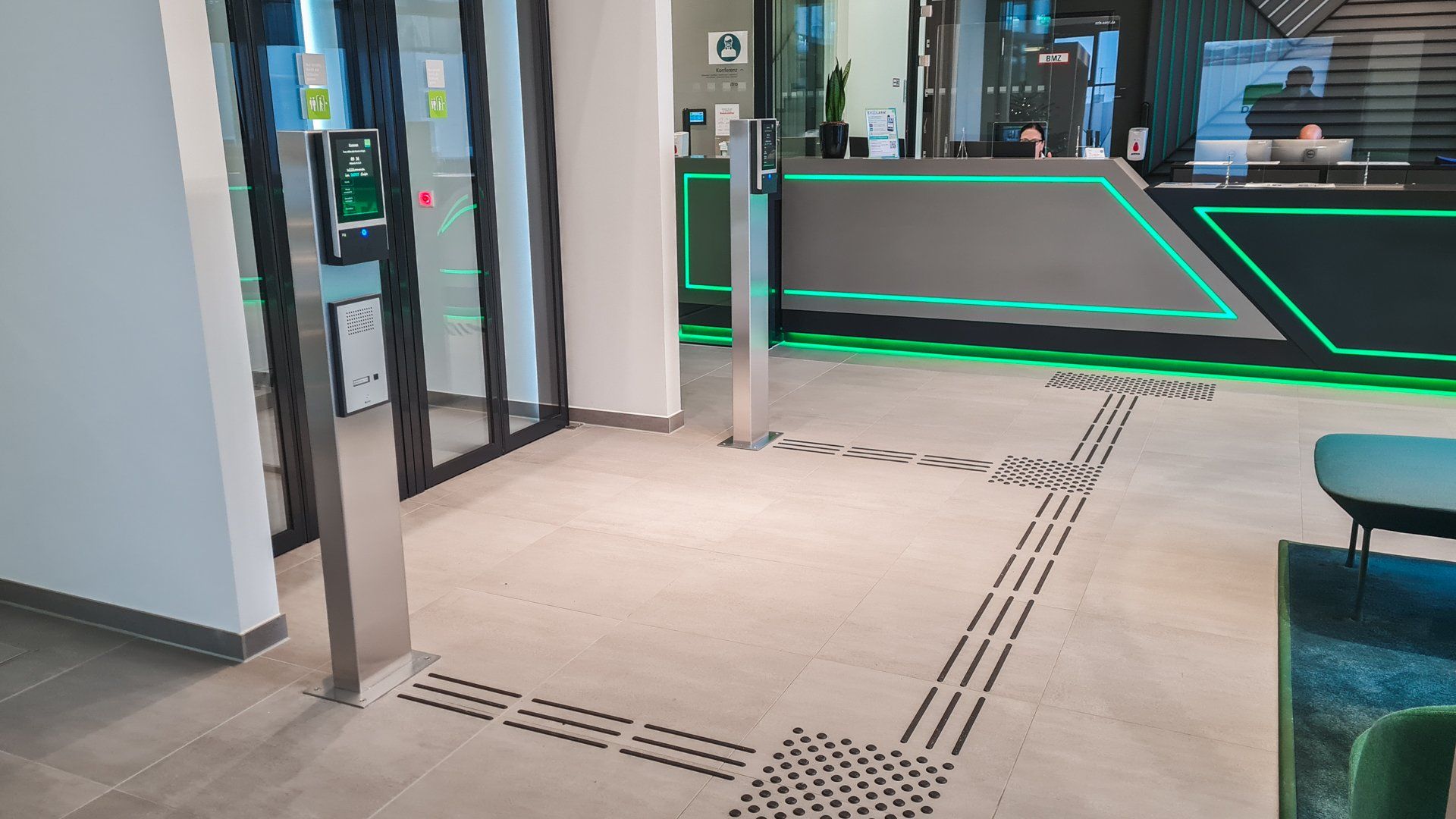 Empfangsbereich bei Datev mit Bodenleitsystem.