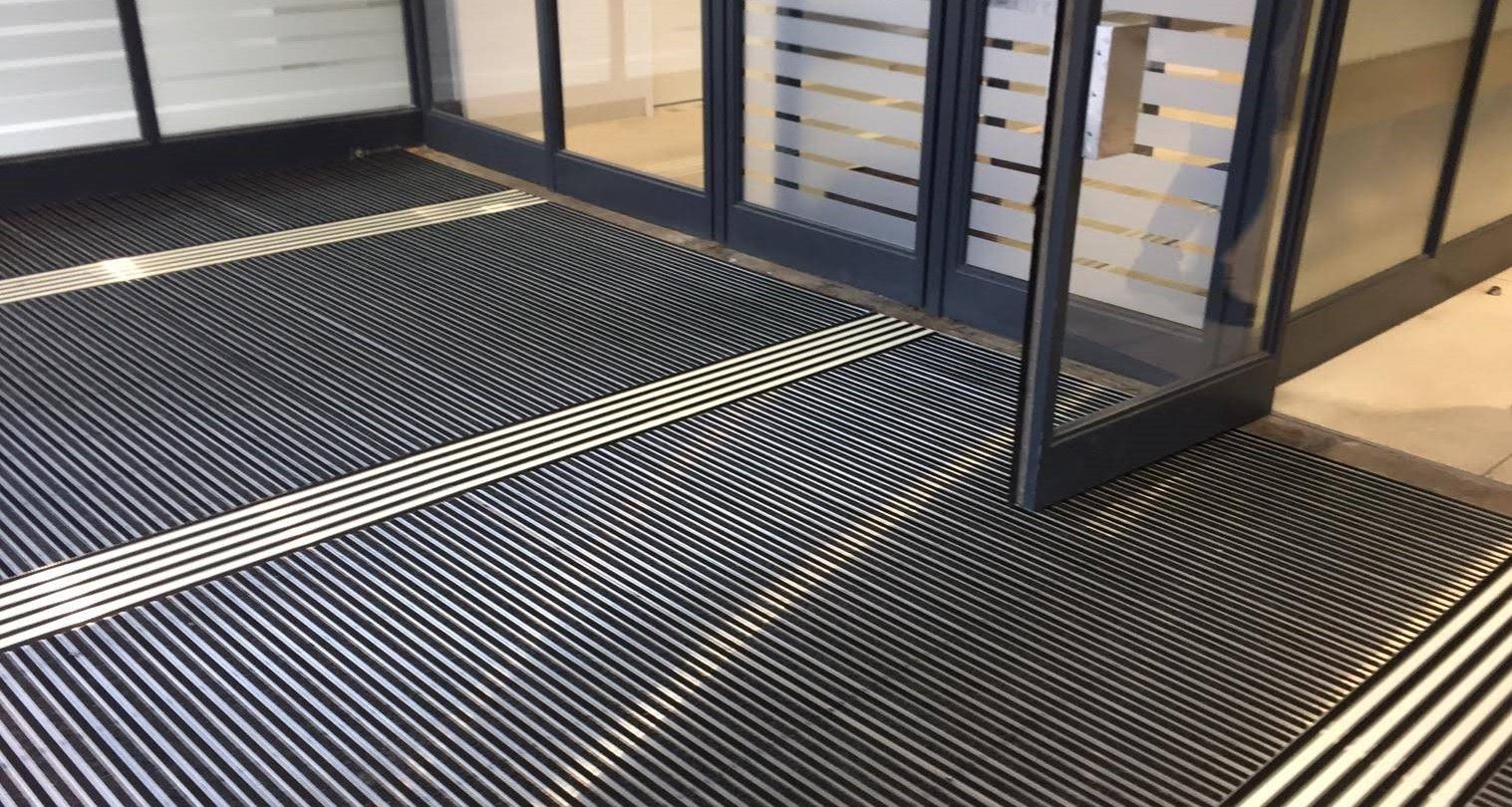 Taktiles Handlaufschild aus Aluminium