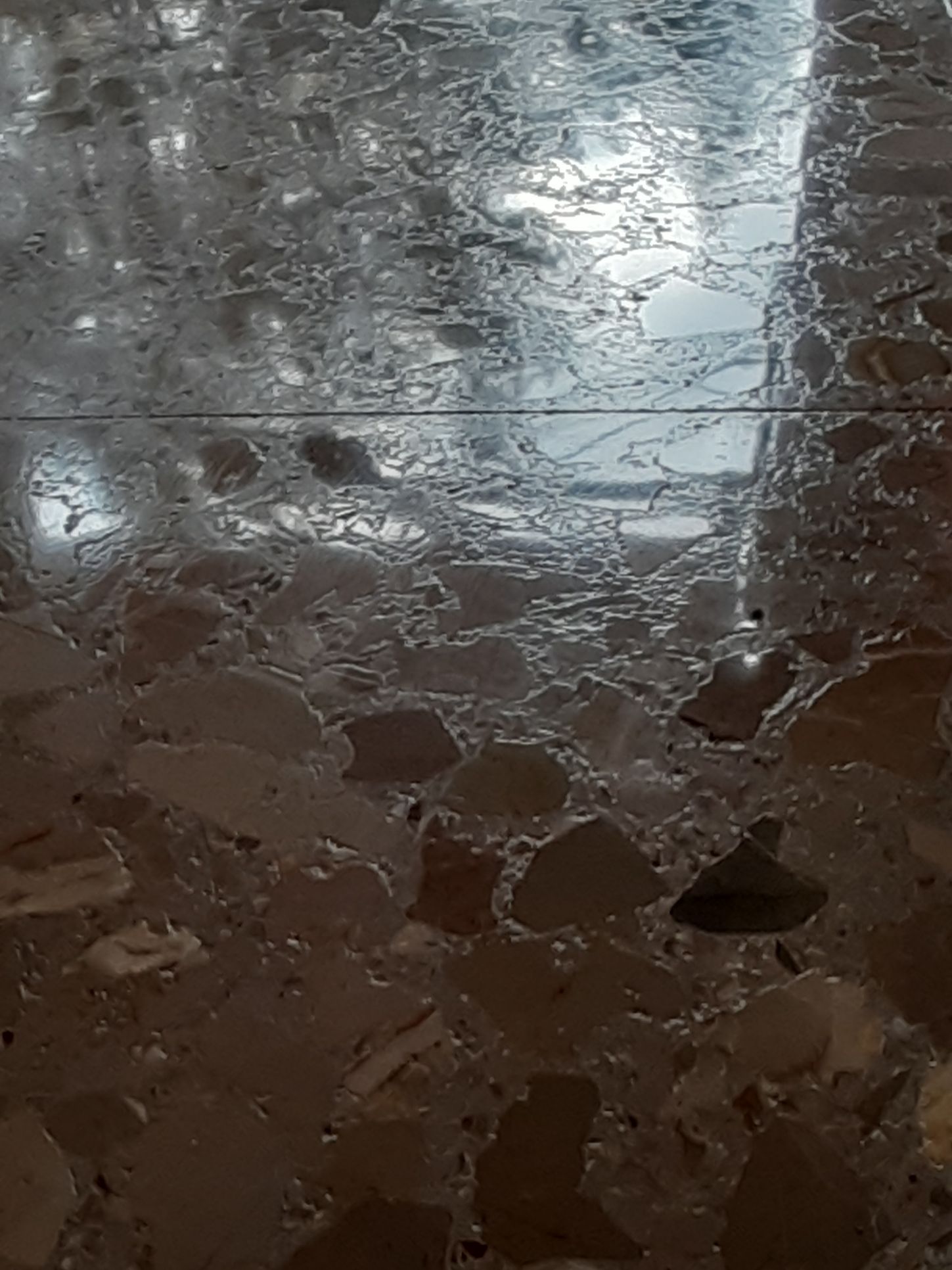 Suelo de terrazo vitrificado y brillante en un piso de Barcelona.