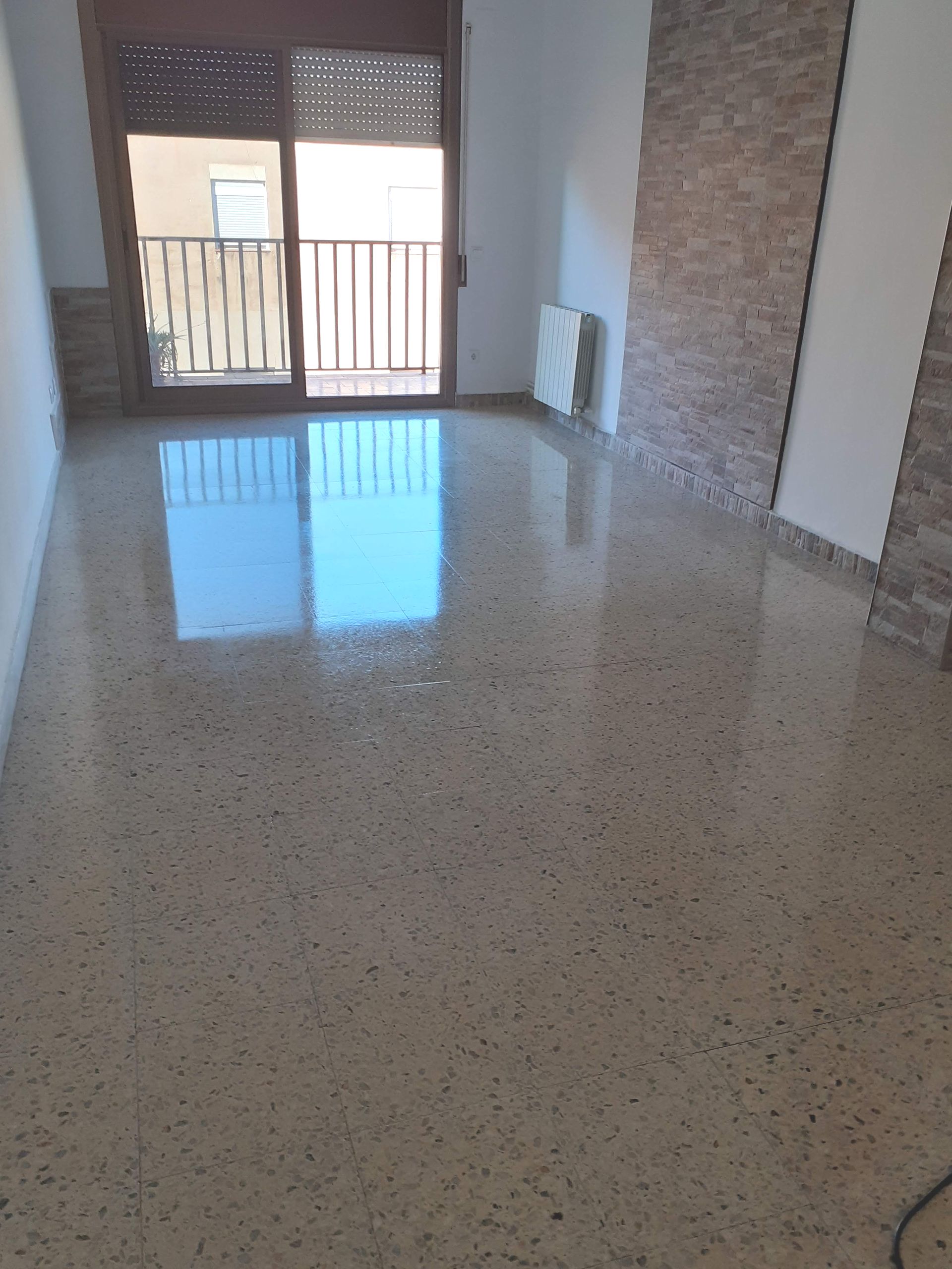 Resultado de abrillantado de terrazo con máquina pulidora de alquiler.