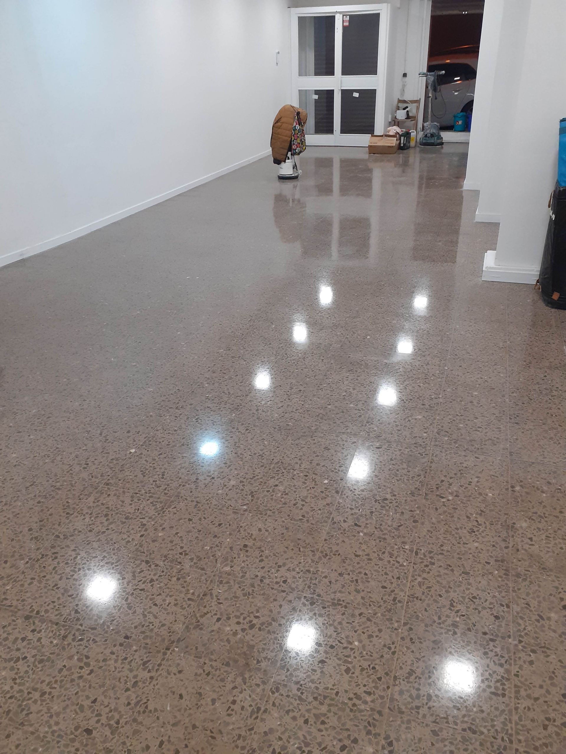 Limpieza y pulido de suelo de terrazo desgastado en Sant Cugat.