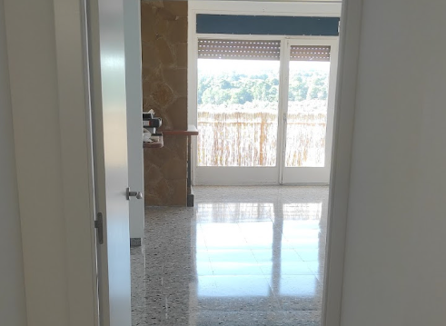 Detalle del brillo final tras el pulido de un suelo de mármol realizado por Pulidoras BCN.