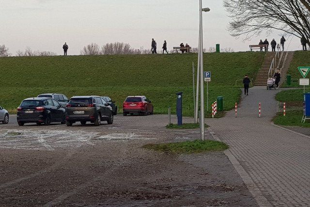 Meyer-Rafting Parkplatz und Treffpunkt in Zons Parkplatz und Treffpunkt in Zons Meyer-Rafting