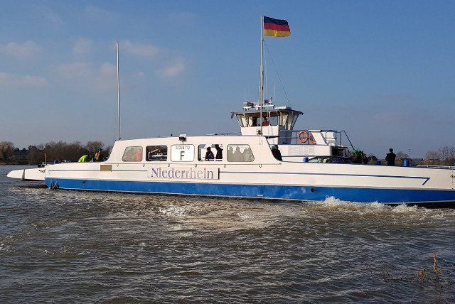 Rafting Fähre Zons Urdenbach Rafting Tour am Rhein M5 von Zons bis zum Jachthafen in Neuss