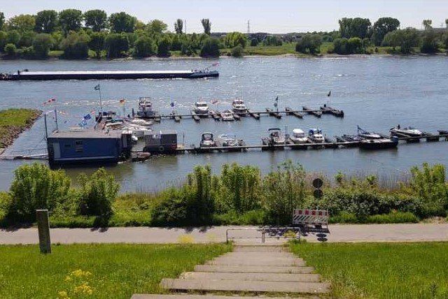 Rafting Yachthafen an der Wacht am Rhein Rafting Tour auf dem Rhein M4 von Leverkusen- Wiesdorf bis Zons