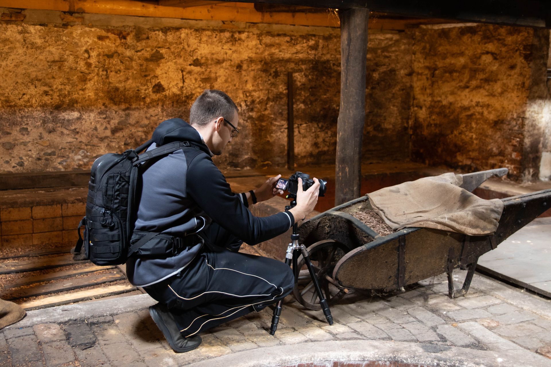 Hier seht ihr mich in vollem Einsatz mit der Kamera Canon EOS 90 D beim fotografieren.
