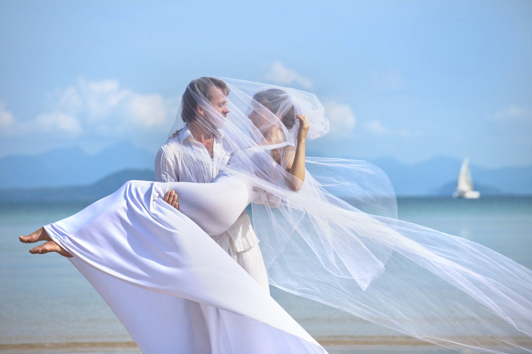 Brautpaar tanzend am Strand