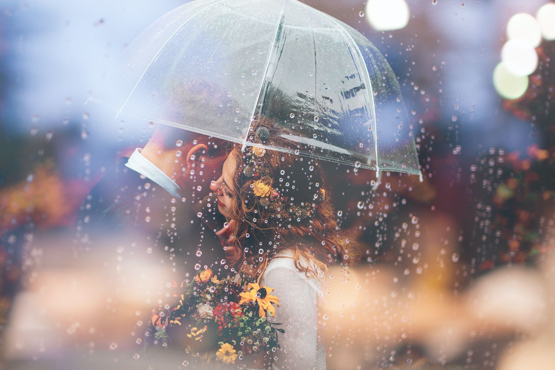 Brautpaar im Regen mit Regenschirm