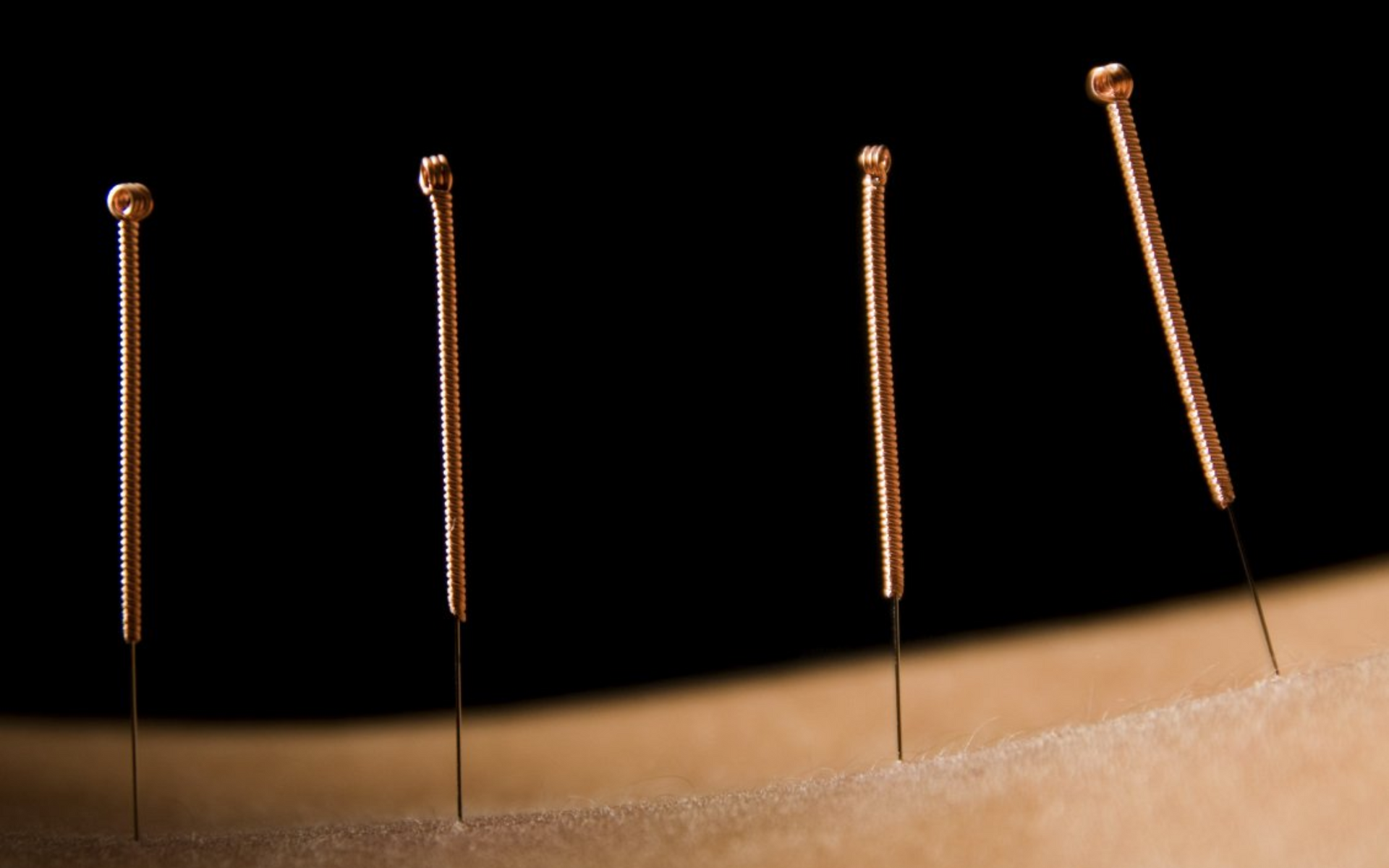 Frau auf grüner Wiese, die ein Rad vor blauem Himmel schlägt