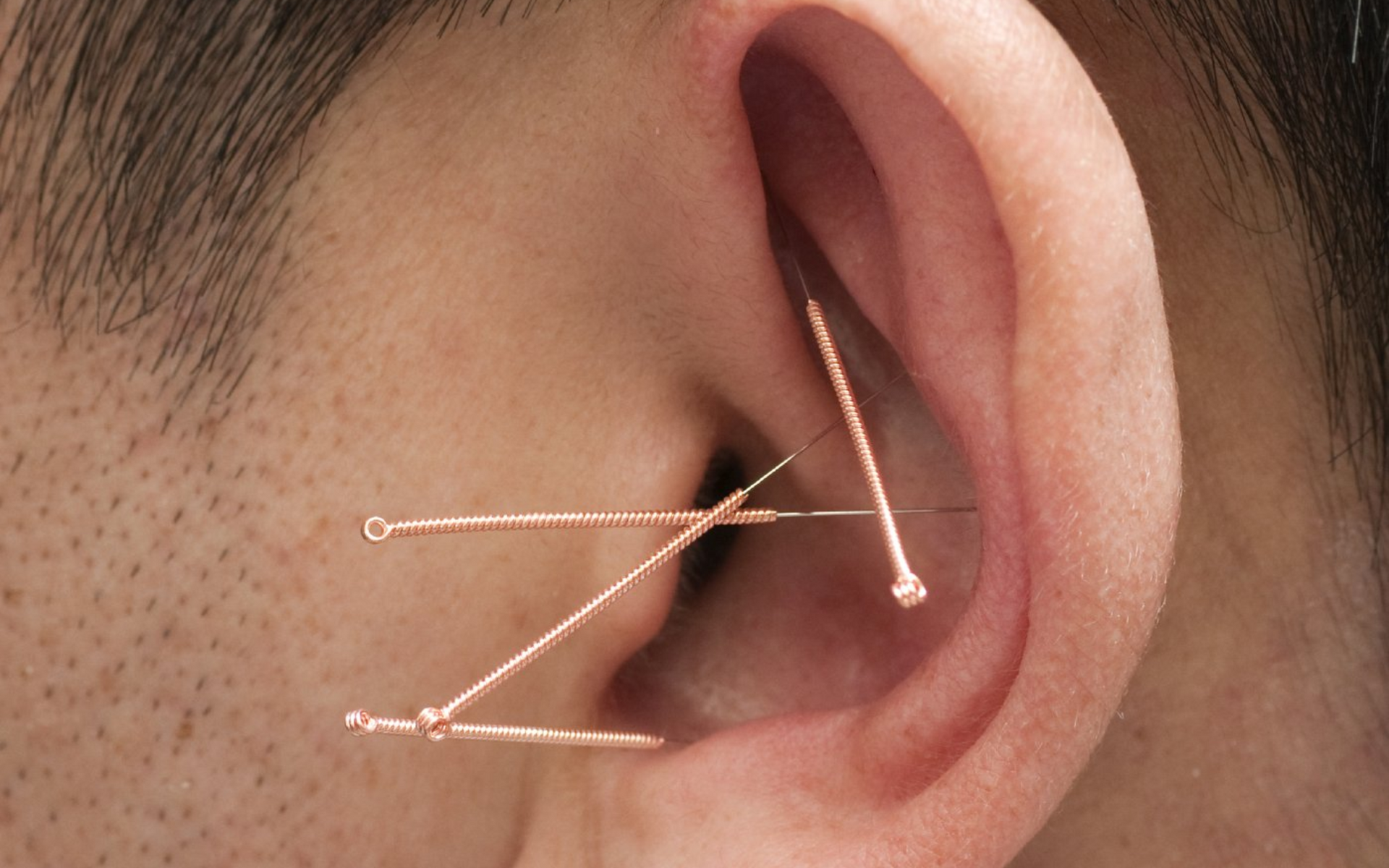 Mann vor blauem Himmel, der die Fäuste energisch in die Luft streckt