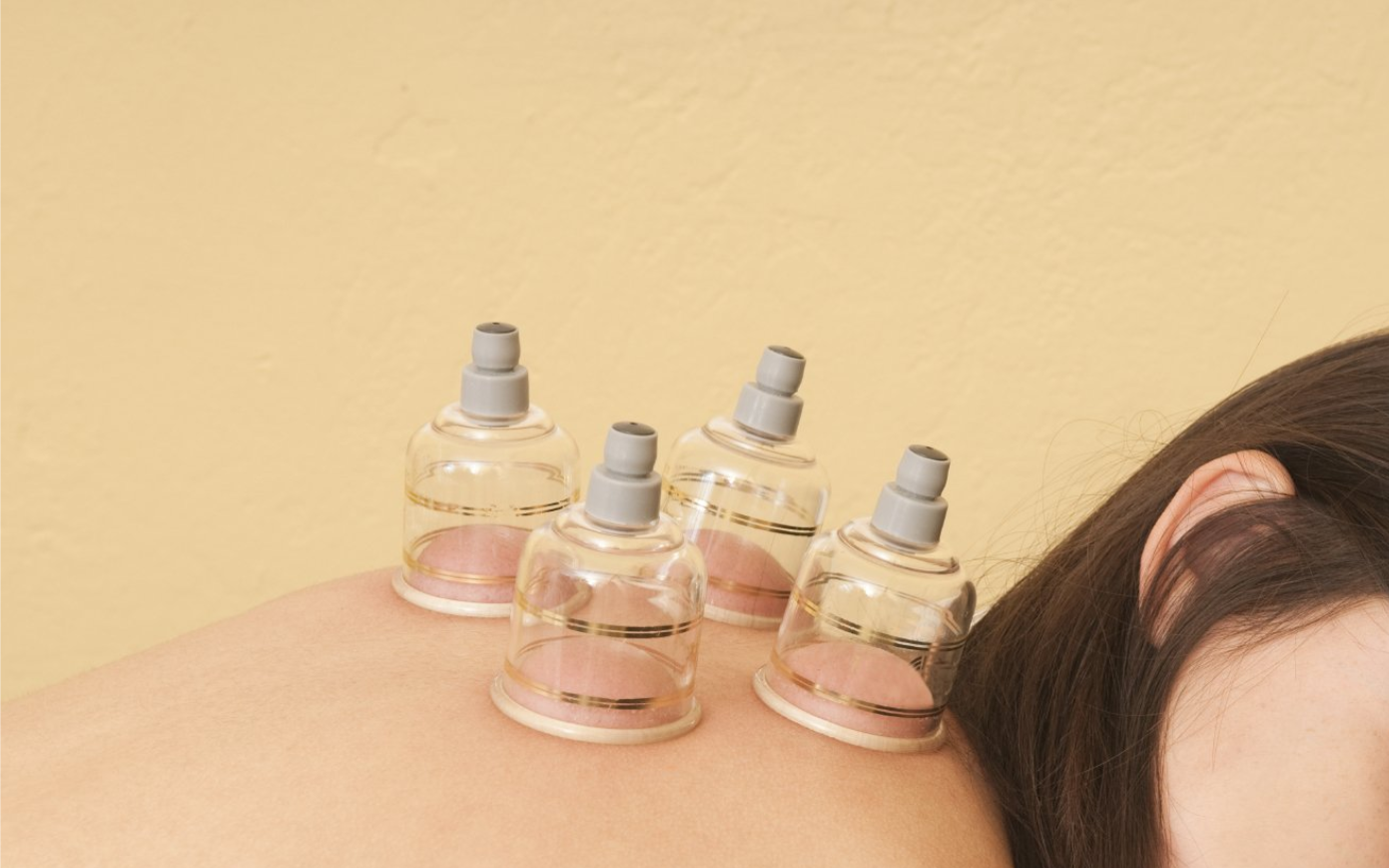 weiß blühender Bau auf Blumenwiese vor blauem Himmel mit weißen Wolken