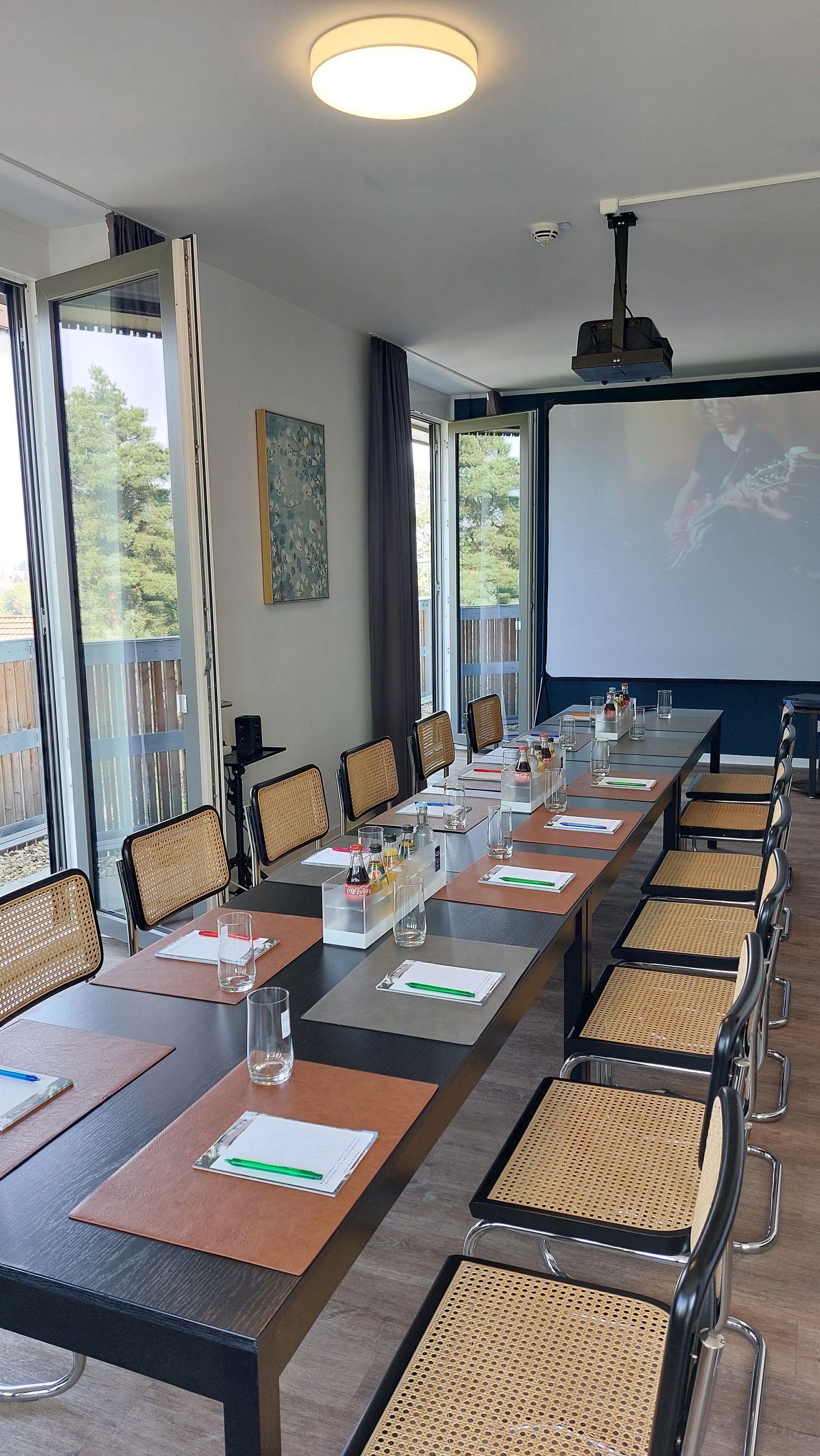 Tagungsraum im DAS ELB Hotel Magdeburg mit moderner Ausstattung und Terrasse mit Blick zur Elbe