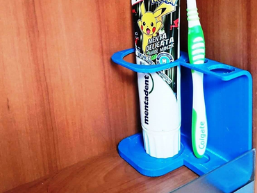 Im Spiegelschrank rechts Zahnbürsten und Zahnpastahalter