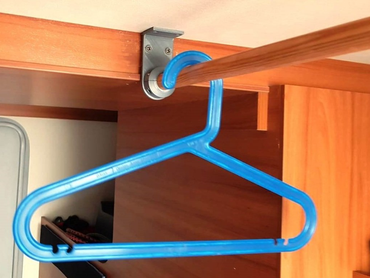 Montiert in der Heckgargae Kleiderstangenhalter