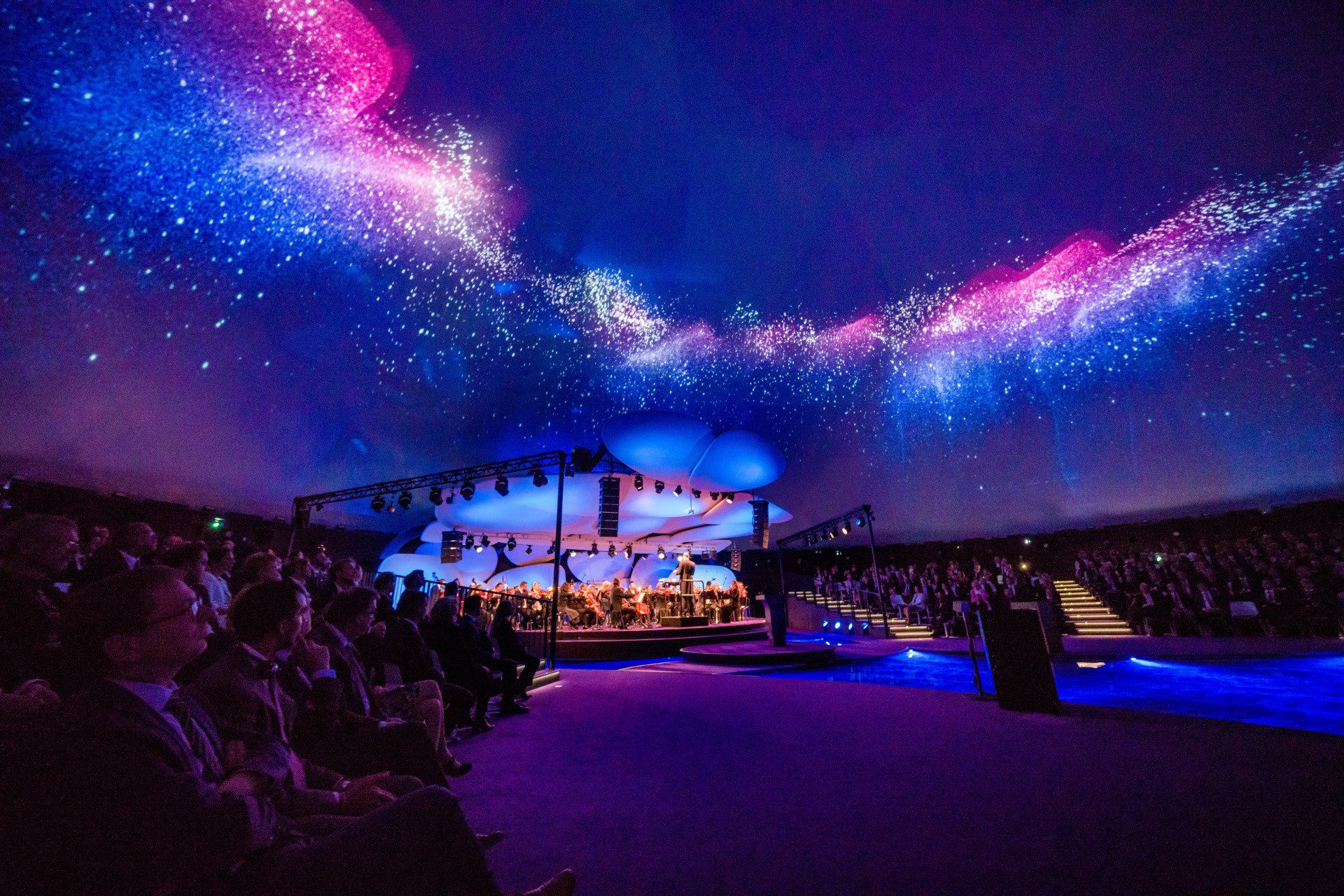Blick in ein Kuppelzelt mit sternenübersähtem Himmel