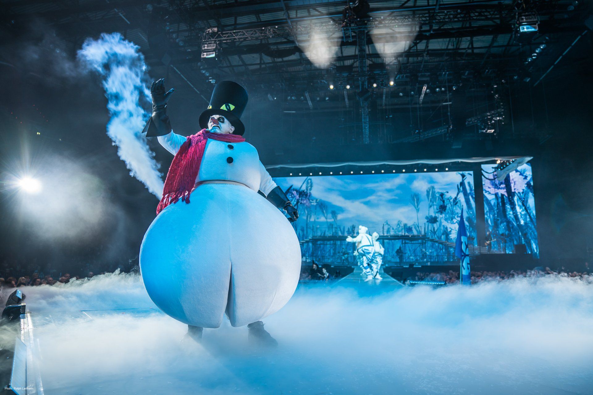 Der böse Schneemann Arktos auf der Bühne